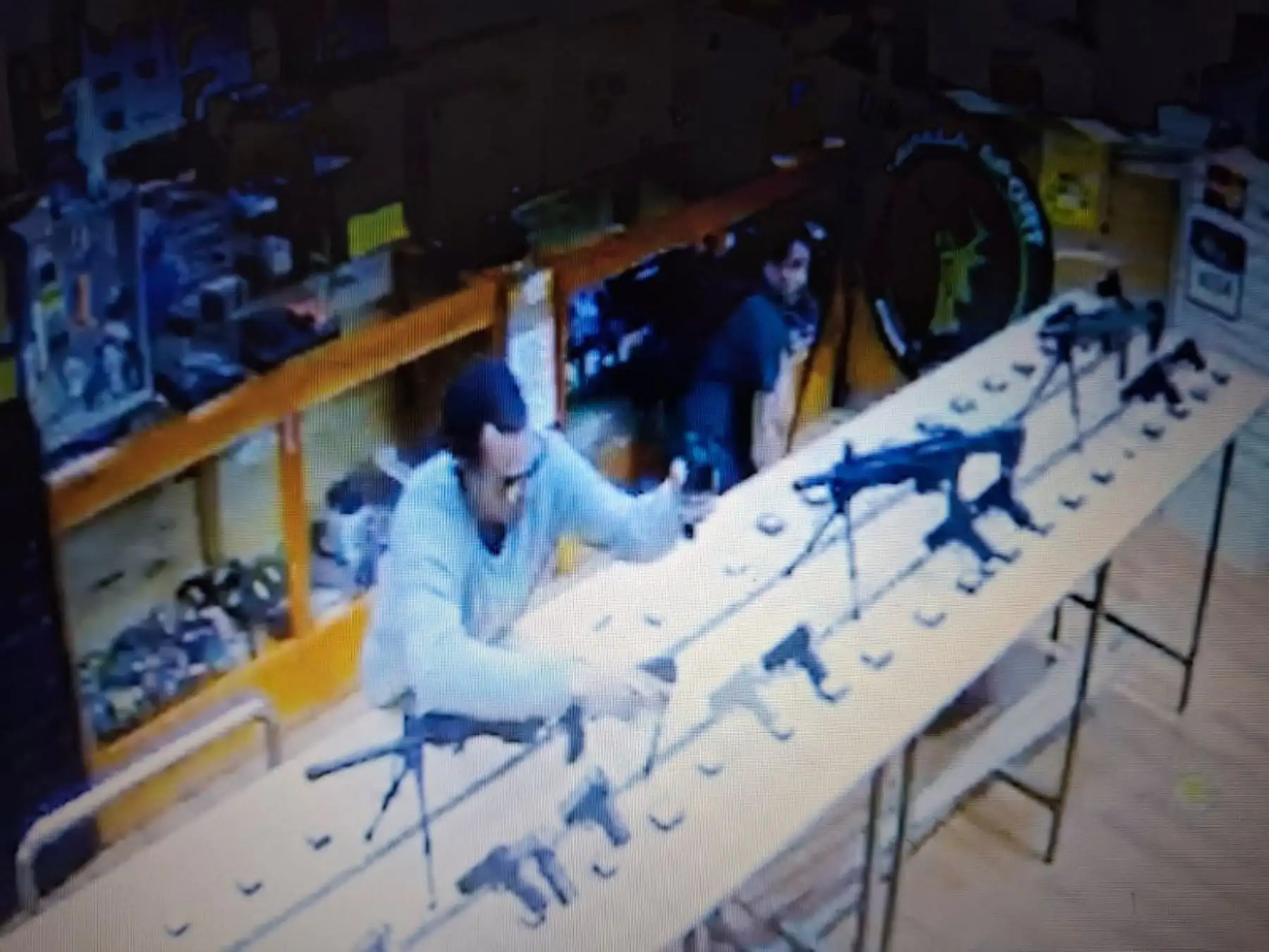 Asaltan tienda de armas en Surco y se llevan más de 30 piezas entre pistolas y escopetas