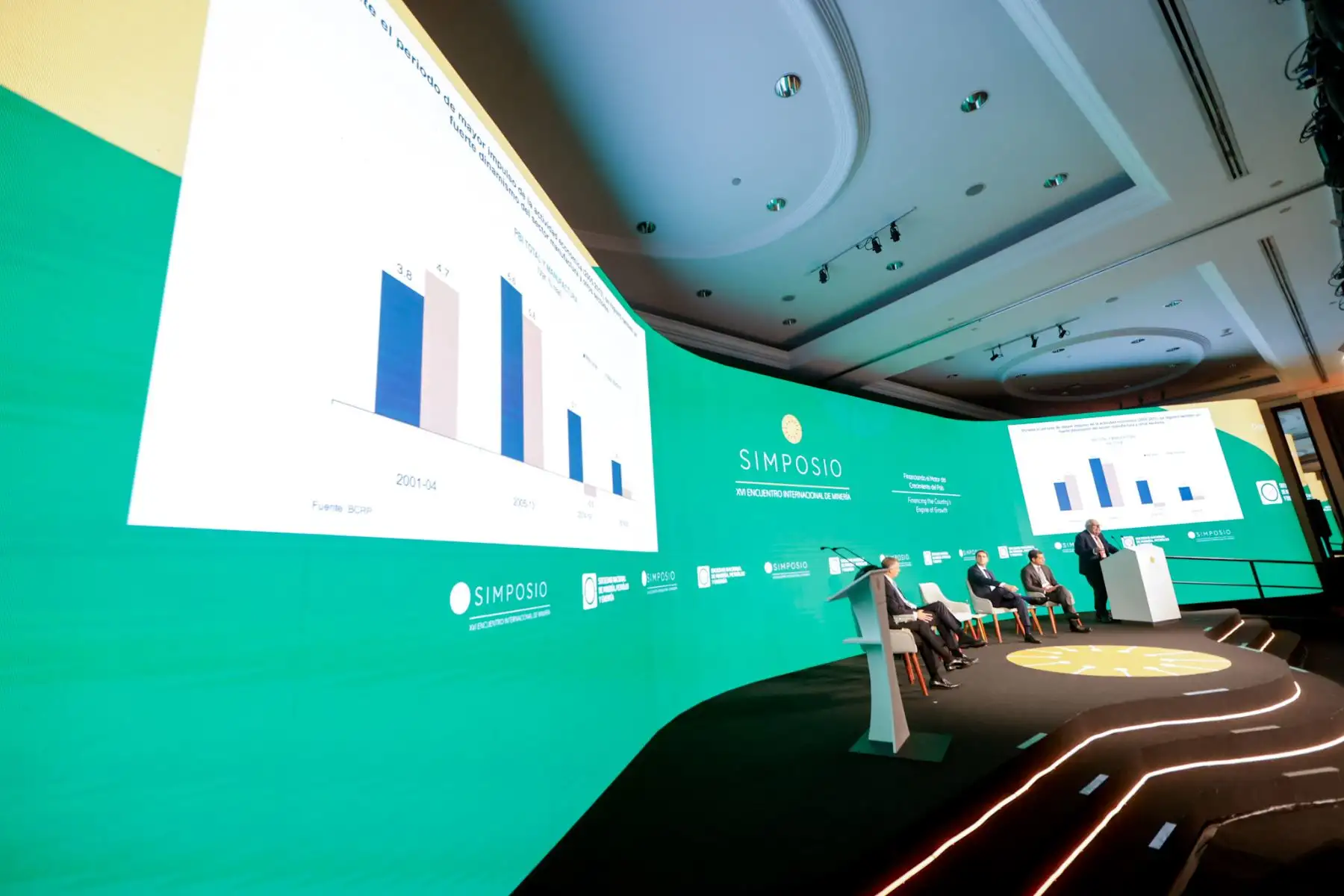 Julio Velarde participa en el conversatorio “Financiando el Motor del Crecimiento del País”, espacio en el que se abordaron los desafíos de la inversión y el fortalecimiento de la economía peruana. Foto: Luis Iparraguirre.