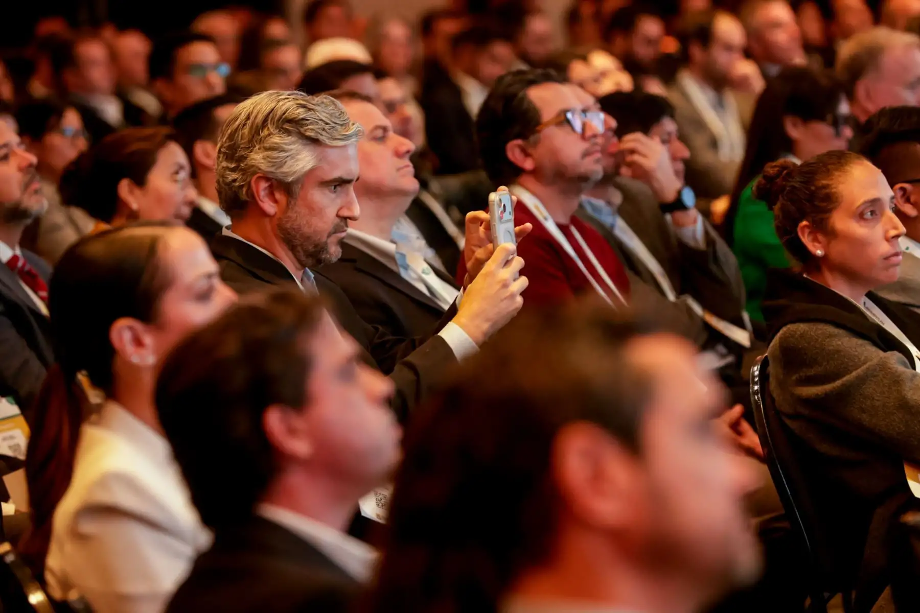 Asistentes siguieron las exposiciones y debates desarrollados durante la clausura del evento, que congregó a representantes de la minería, el sistema financiero, la academia y el sector público. Foto: Luis Iparraguirre.