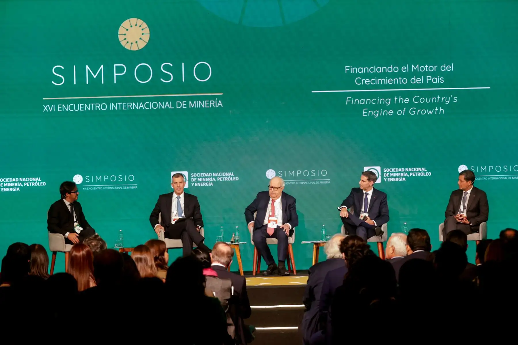 Especialistas nacionales e internacionales participaron en el conversatorio “Financiando el Motor del Crecimiento del País”, donde se analizaron los desafíos de la inversión, el financiamiento y el crecimiento económico en el actual contexto global. Foto: Luis Iparraguirre.