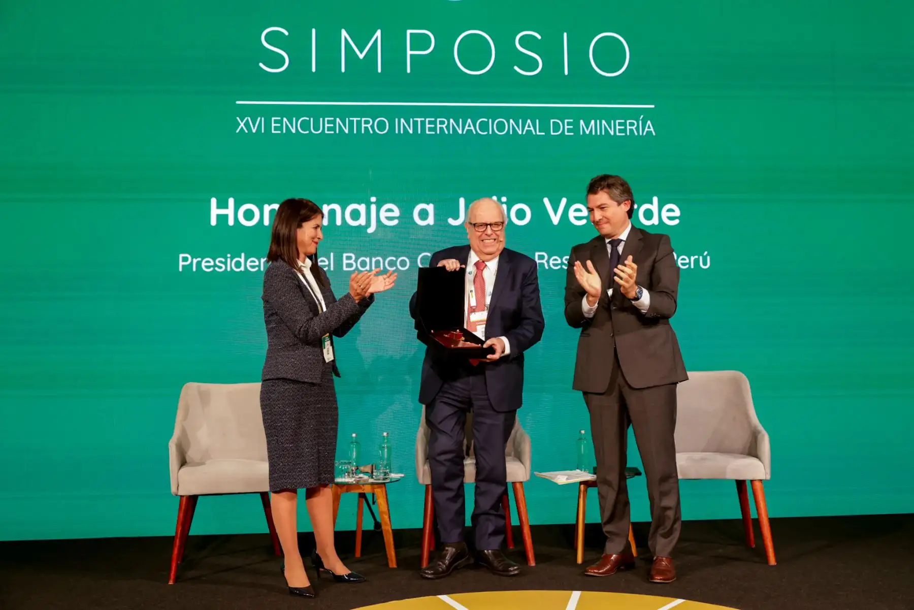 Julio Velarde, presidente del Banco Central de Reserva del Perú (BCR), recibió un reconocimiento por su destacada trayectoria y contribución a la estabilidad económica del país durante la jornada de clausura del Simposio – XVI Encuentro Internacional de Minería de la SNMPE. Foto: Luis Iparraguirre.