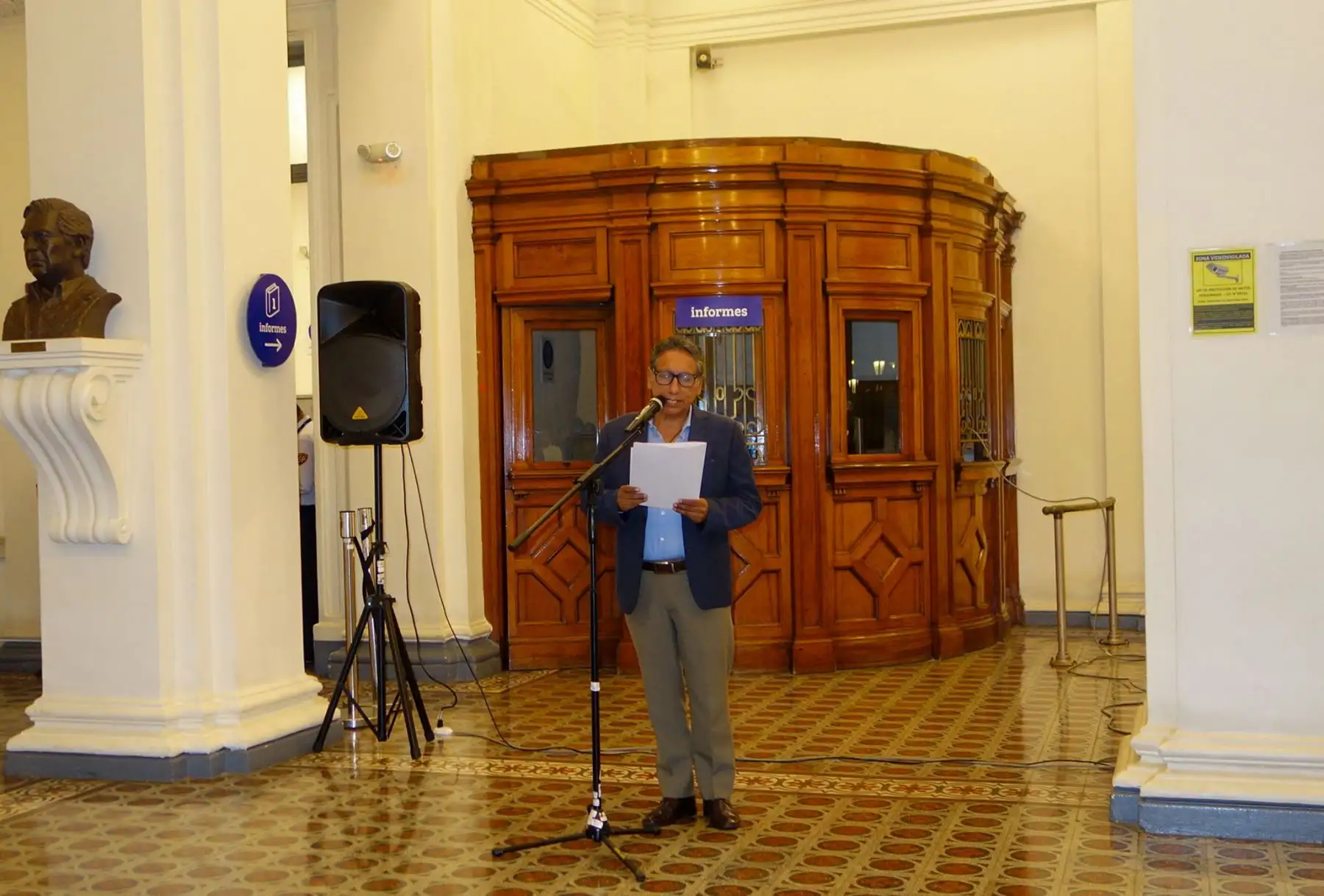 Gary Marroquín, director de la Casa de la Literatura Peruana, resaltó que es la primera exposición centrada en los años de infancia, adolescencia y juventud del nobel Mario Vargas Llosa. Fotos: José Vadillo Vila