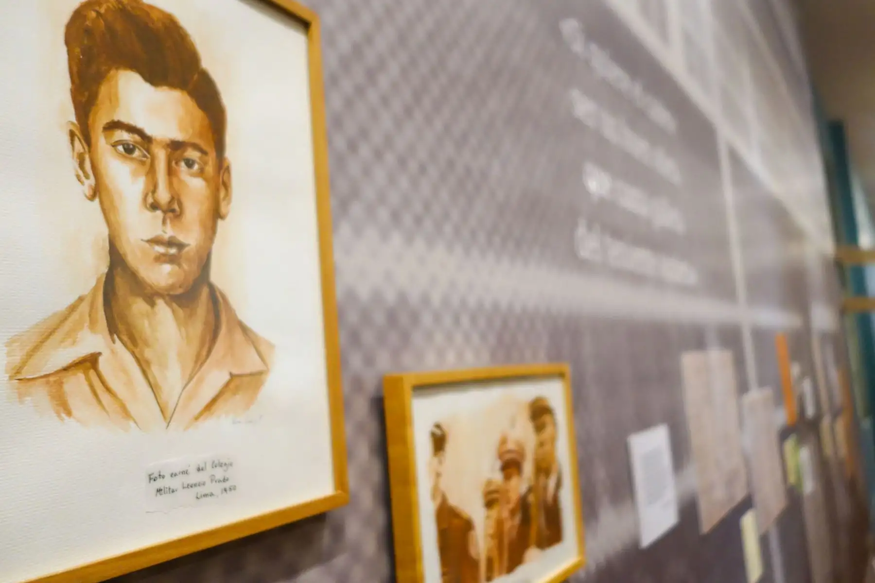 Una de las secciones de la muestra exhibe documentos, fotografías y objetos vinculados a la formación intelectual de Mario Vargas Llosa, permitiendo al público acercarse a los primeros años de quien se convertiría en una de las figuras más influyentes de la literatura en español. Foto: José Vadillo Vila. Fotos: José Vadillo Vila