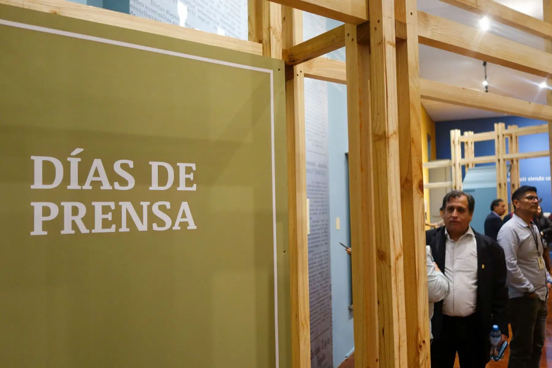 La muestra incluye reproducciones de documentos, fotografías y materiales bibliográficos que permiten seguir la evolución intelectual de Mario Vargas Llosa desde sus primeros años de formación hasta el inicio de su carrera literaria. Foto: José Vadillo Vila. Fotos: José Vadillo Vila