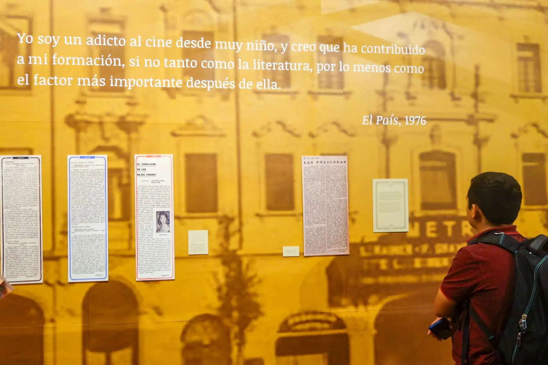 La muestra reúne diversas piezas documentales que permiten reconstruir el universo cultural del joven escritor, incluyendo referencias a sus lecturas, influencias literarias y actividades que contribuyeron a consolidar su vocación narrativa. Foto: José Vadillo Vila.