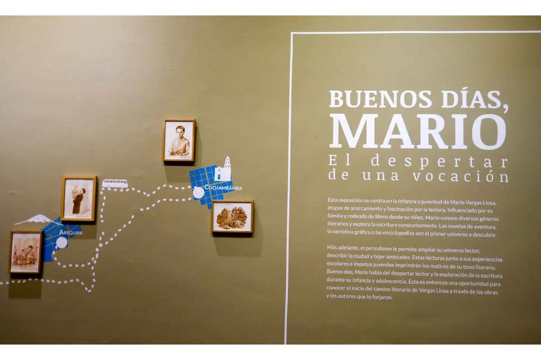 Visitantes recorren la exposición “Buenos días, Mario”, que propone un acercamiento a los años formativos del nobel peruano a través de manuscritos, publicaciones, fotografías y materiales que marcaron el inicio de su trayectoria intelectual. Foto: José Vadillo Vila.