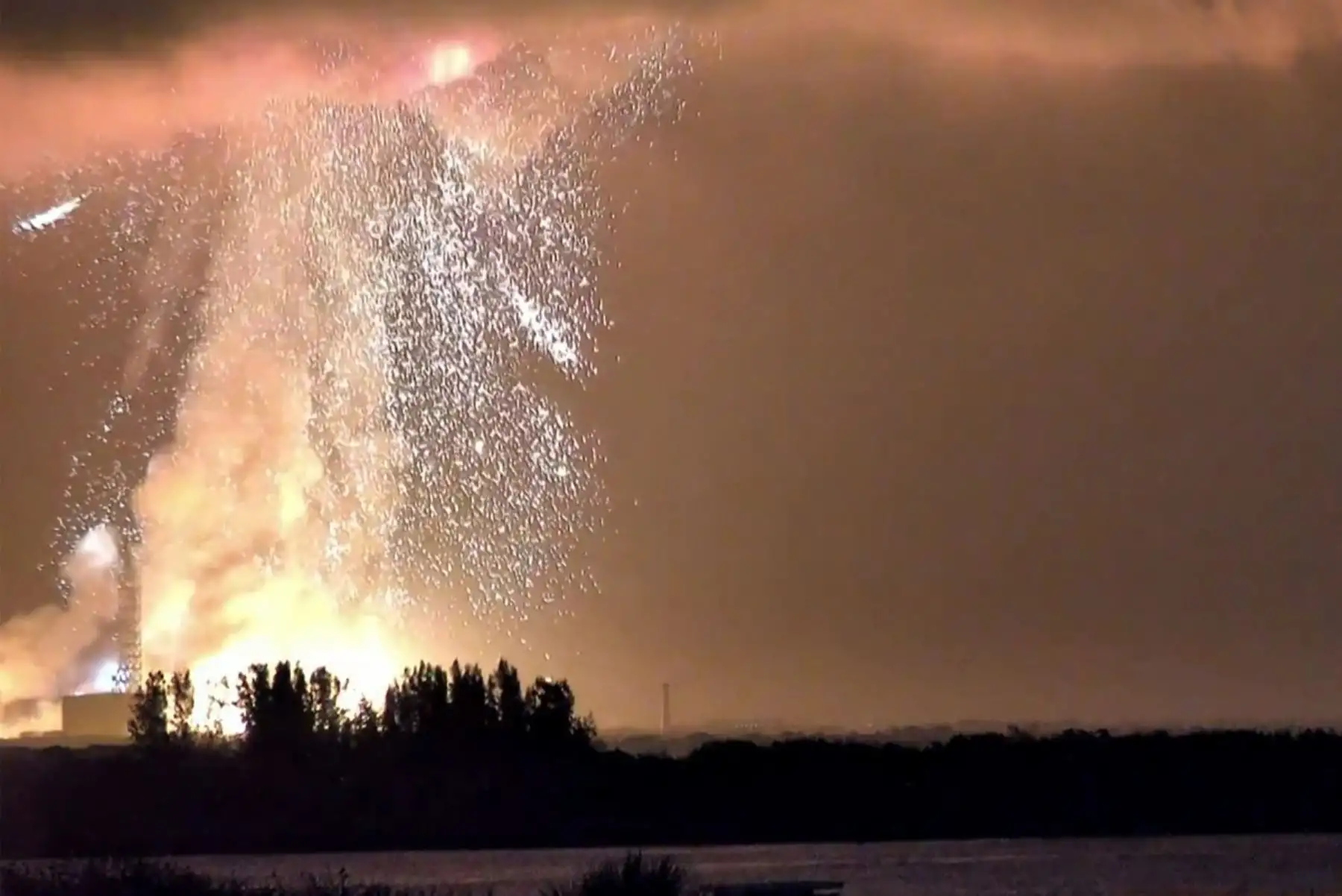 Capturas de pantalla obtenidas el 29 de mayo de 2026 de contenido de video generado por usuarios en la página X de @JConcilus y compartidas en redes sociales muestran la explosión del cohete New Glenn de Blue Origin durante un vuelo de prueba el 28 de mayo de 2026 en Cabo Cañaveral, Florida. Foto: AFP