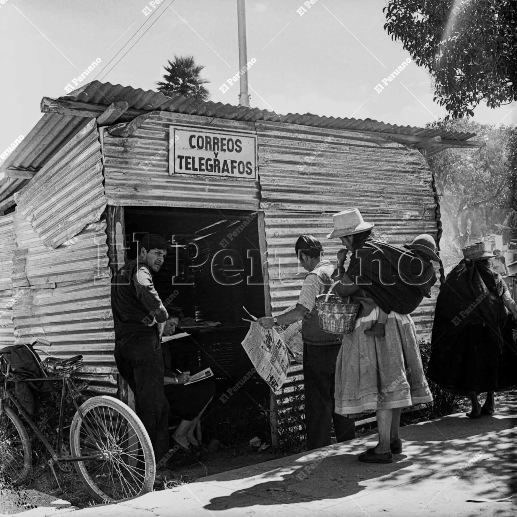 Áncash - Junio de 1970 / Un grupo de ciudadanos aguarda noticias en una improvisada oficina de correos y telégrafos tras el sismo de magnitud 7.9 del 31 de mayo. El terremoto, que tuvo su punto más trágico cuando un alud del Huascarán sepultó la ciudad de Yungay, dejó más de 70,000 fallecidos. Foto: Archivo Histórico de El Peruano