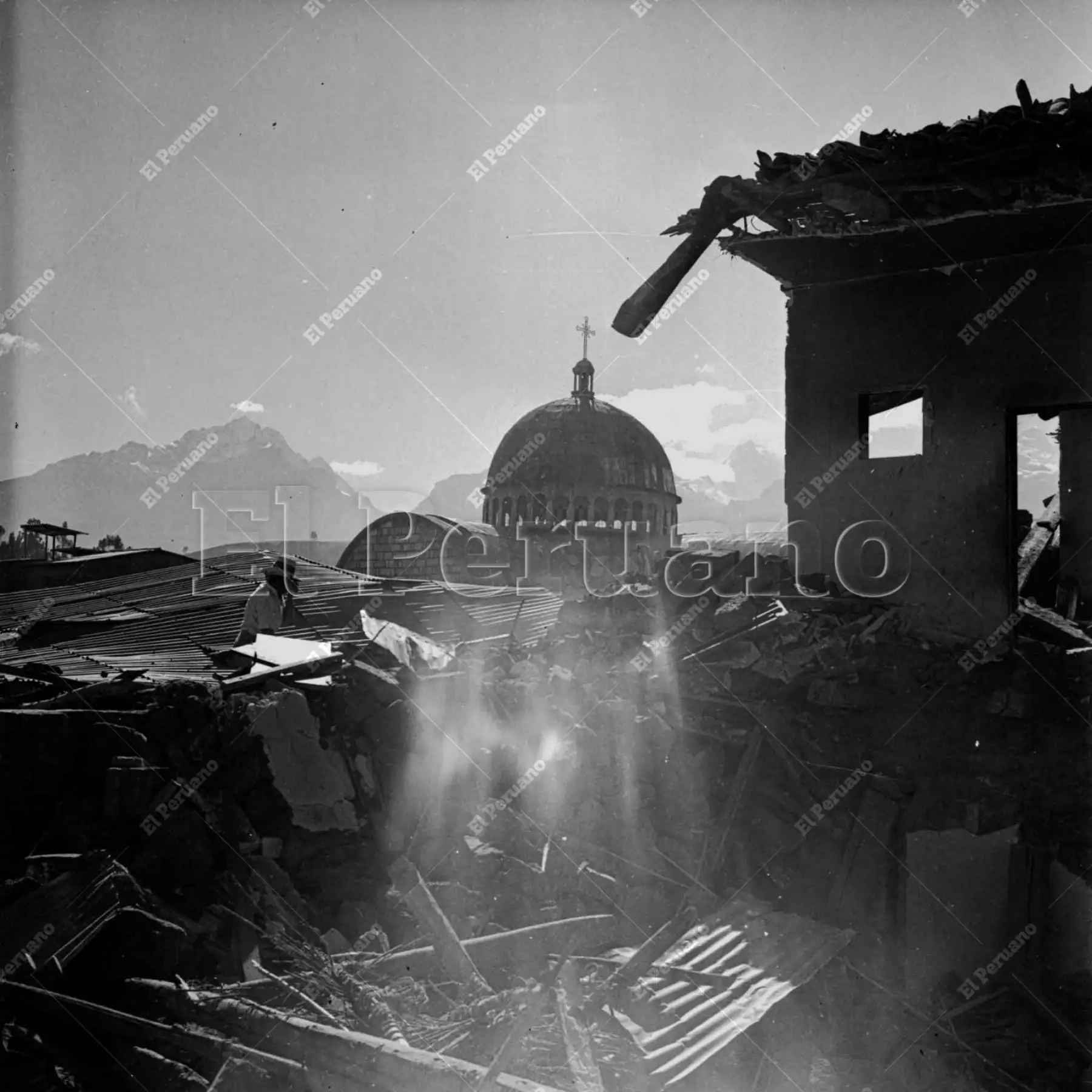 Áncash - Junio de 1970 / La imponente cúpula de la destruida catedral de Huaraz testimonia la violencia del sismo de magnitud 7.9 del 31 de mayo. El cataclismo, agravado por el alud del Huascarán que sepultó la ciudad de Yungay, cobró la vida de más de 70,000 personas.  Foto: Archivo Histórico de El Peruano