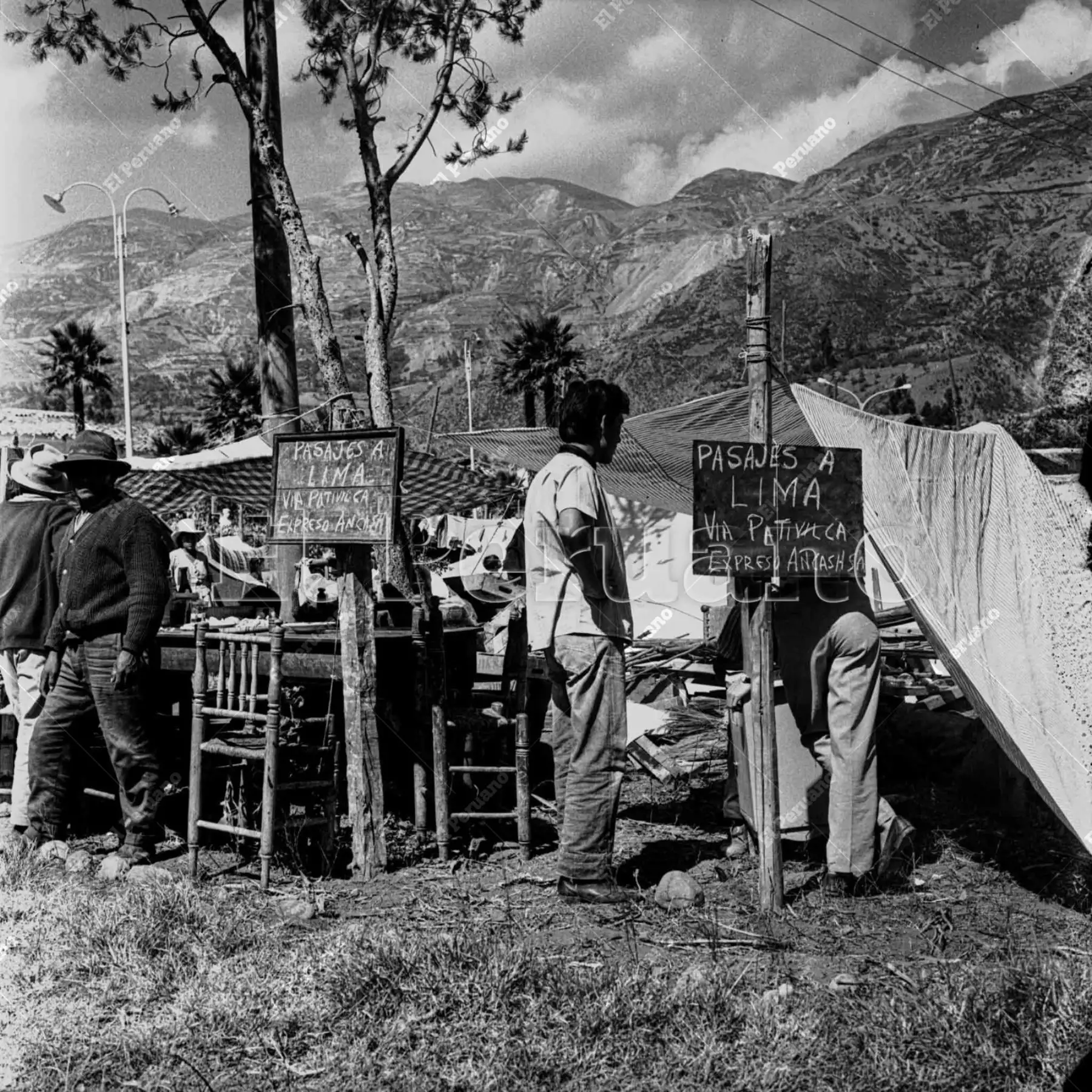 Áncash - Junio de 1970 / En un improvisado albergue, damnificados gestionan pasajes para evacuar hacia Lima tras el sismo de magnitud 7.9 del 31 de mayo. El terremoto, que incluyó el alud del Huascarán que sepultó Yungay, dejó más de 70,000 fallecidos en el peor desastre natural de la historia del país. Foto: Archivo Histórico de El Peruano