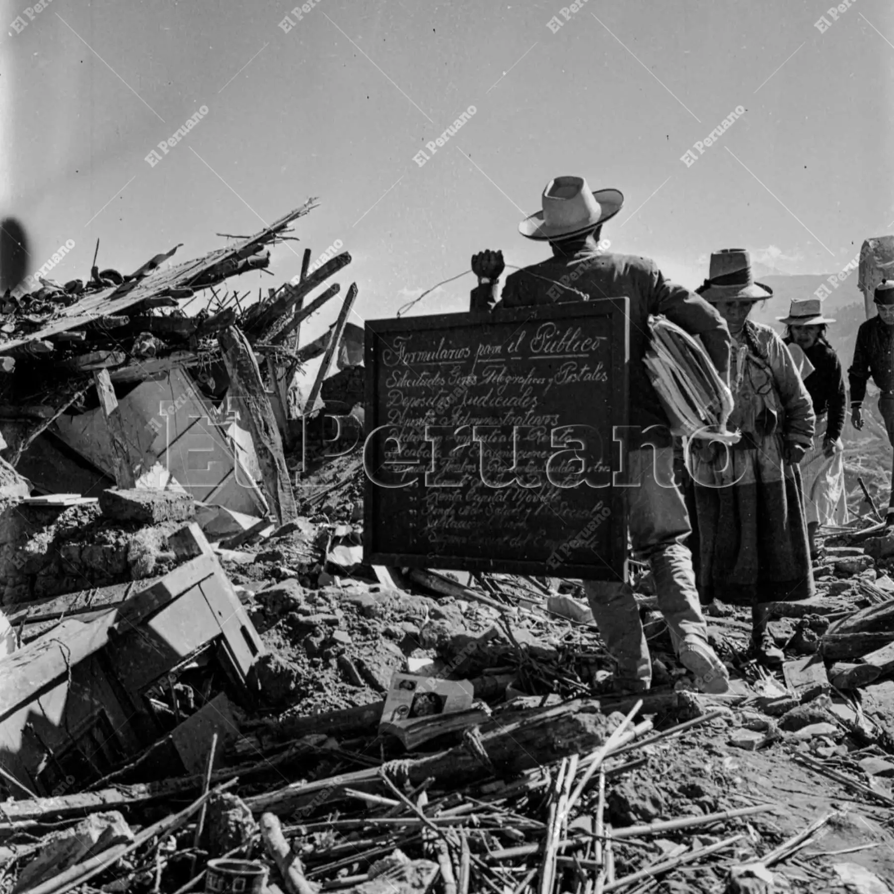 Áncash - Junio de 1970 / La devastación en primer plano. El domingo 31 de mayo, a las 15:23 horas, un violento sismo de magnitud 7.9 sacudió el departamento de Áncash. La tragedia se tornó absoluta cuando un desprendimiento del nevado Huascarán sepultó la ciudad de Yungay. El cataclismo, considerado el peor desastre natural en la historia del país, cobró la vida de más de 70,000 personas. Foto: Archivo Histórico de El Peruano
