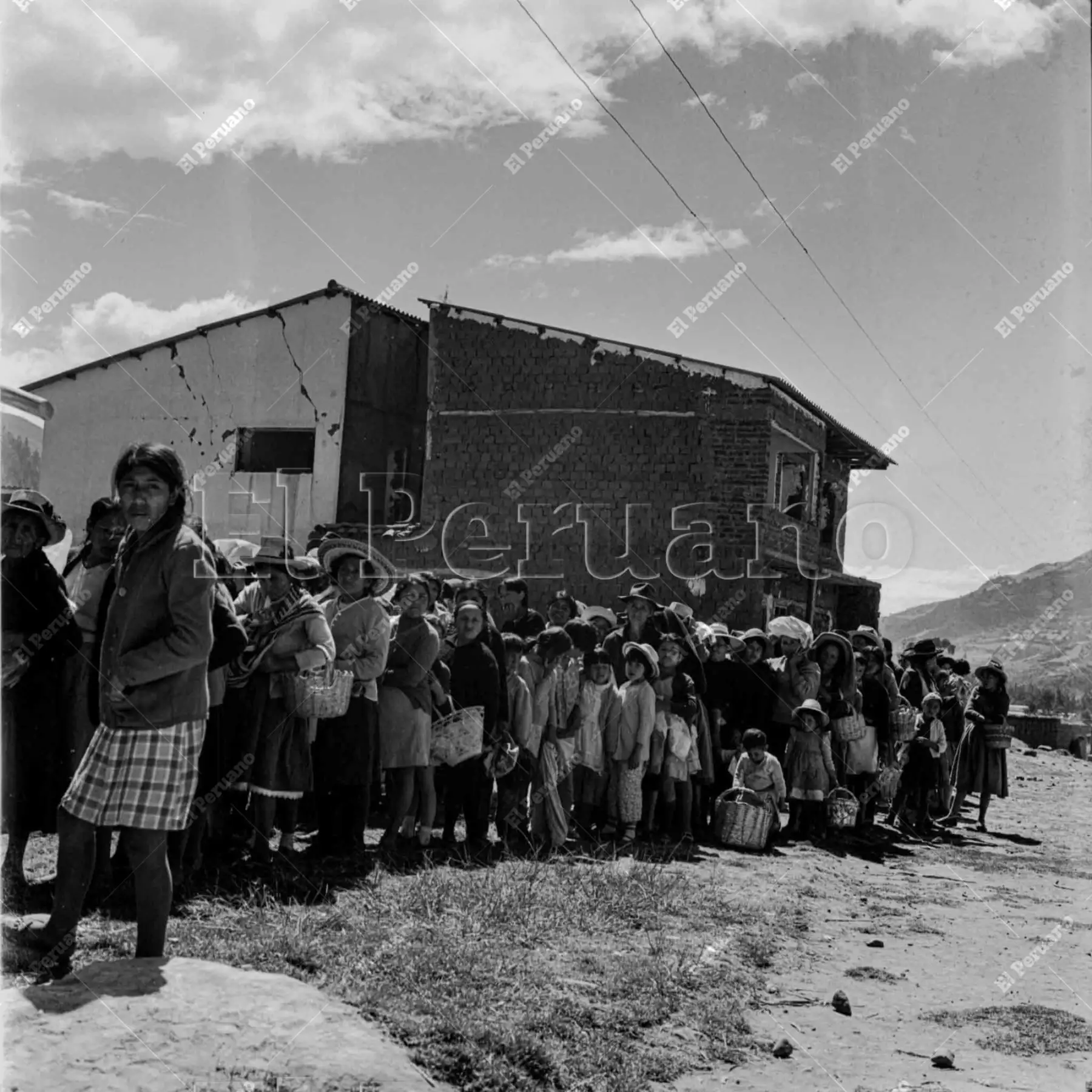 Áncash - Junio de 1970 / Un grupo de damnificados de Huaraz espera la llegada de ayuda humanitaria tras el sismo de magnitud 7.9 del 31 de mayo. El terremoto, agravado por el alud del Huascarán que sepultó la ciudad de Yungay, cobró la vida de más de 70,000 personas. Foto: Archivo Histórico de El Peruano