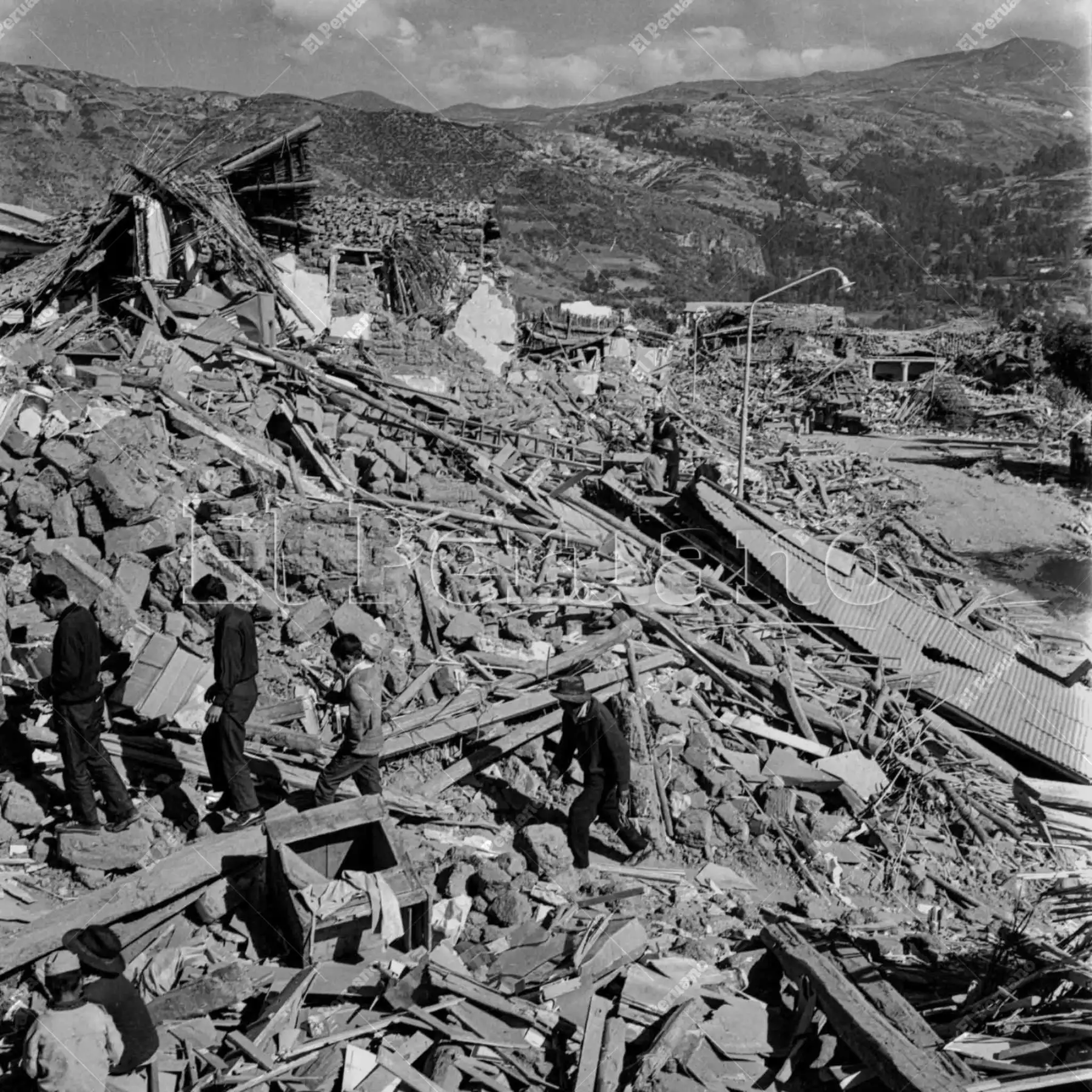 Áncash - Junio de 1970 / La devastación en primer plano. El domingo 31 de mayo, a las 15:23 horas, un violento sismo de magnitud 7.9 sacudió el departamento de Áncash. La tragedia se tornó absoluta cuando un desprendimiento del nevado Huascarán sepultó la ciudad de Yungay. El cataclismo, considerado el peor desastre natural en la historia del país, cobró la vida de más de 70,000 personas. Foto: Archivo Histórico de El Peruano
