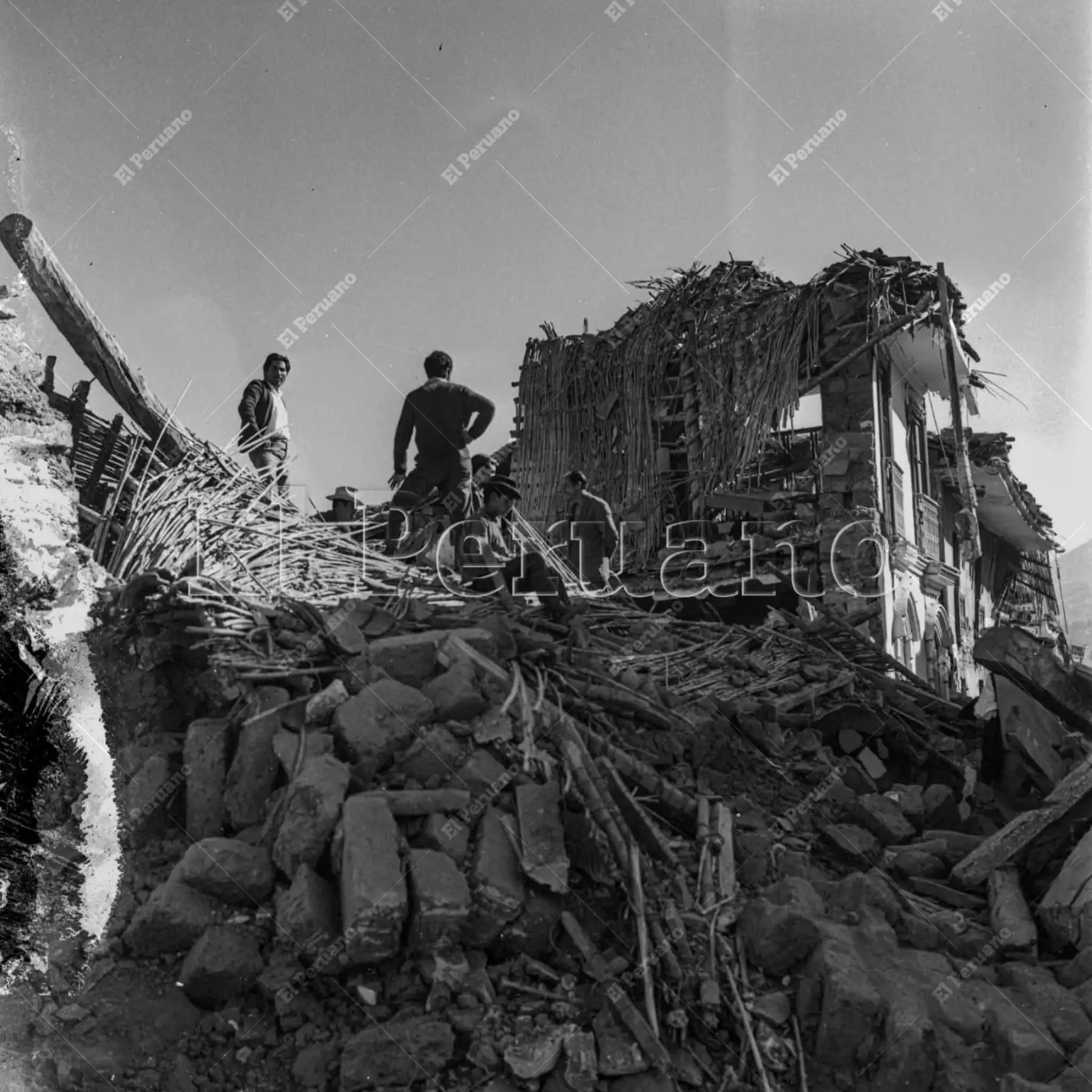 Ancash - Junio de 1970 / La devastación en primer plano. El domingo 31 de mayo, a las 15:23 horas, un violento sismo de magnitud 7.9 sacudió el departamento de Áncash. La tragedia se tornó absoluta cuando un desprendimiento del nevado Huascarán sepultó la ciudad de Yungay. El terremoto, considerado el peor desastre natural en la historia del país, cobró la vida de más de 70,000 personas. Foto: Archivo Histórico de El Peruano