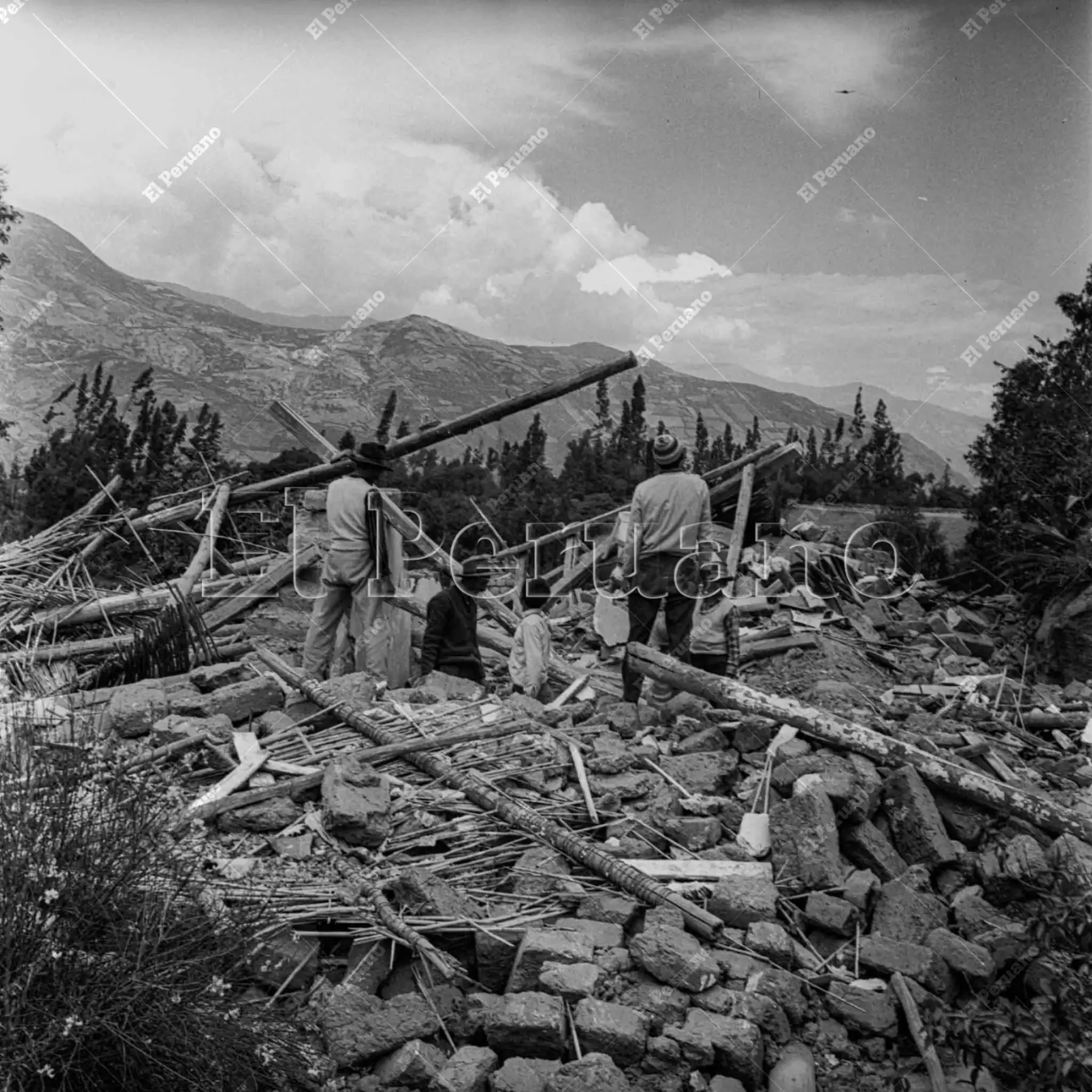 Áncash - Junio de 1970 / Varios damnificados caminan sobre los escombros de sus viviendas en Huaraz tras el sismo de magnitud 7.9 del 31 de mayo. El terremoto, agravado por el alud del Huascarán que sepultó la ciudad de Yungay, cobró la vida de más de 70,000 personas.Foto: Archivo Histórico de El Peruano