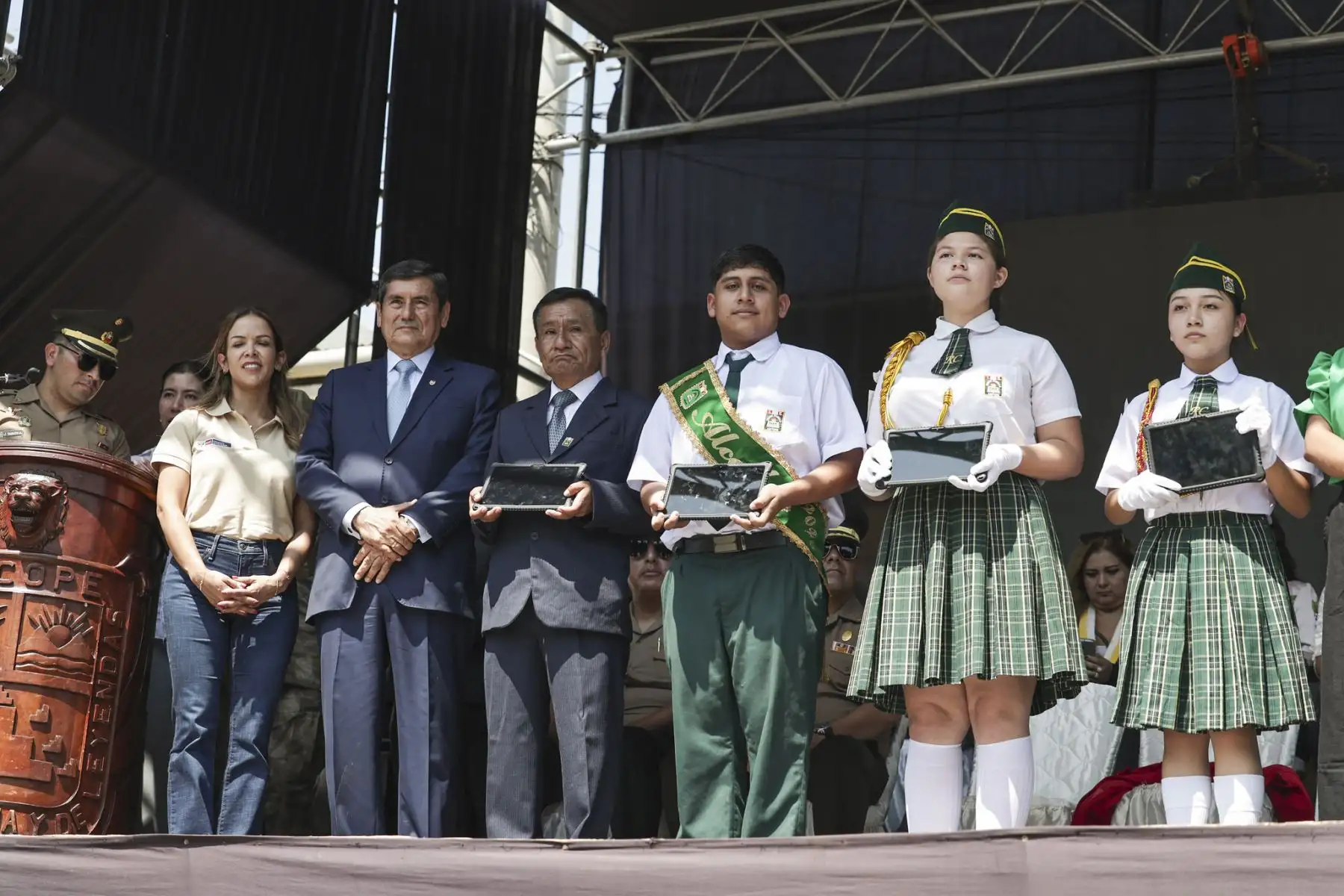 Presidente del Consejo de Ministros entrega tablets y computadoras en Ascope