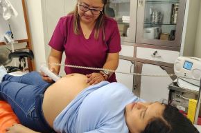 El nuevo Hospital de Huarmey beneficia a miles de familias que hoy acceden a servicios de salud modernos, oportunos y cerca de sus viviendas. Foto: PRONIS/Difusión