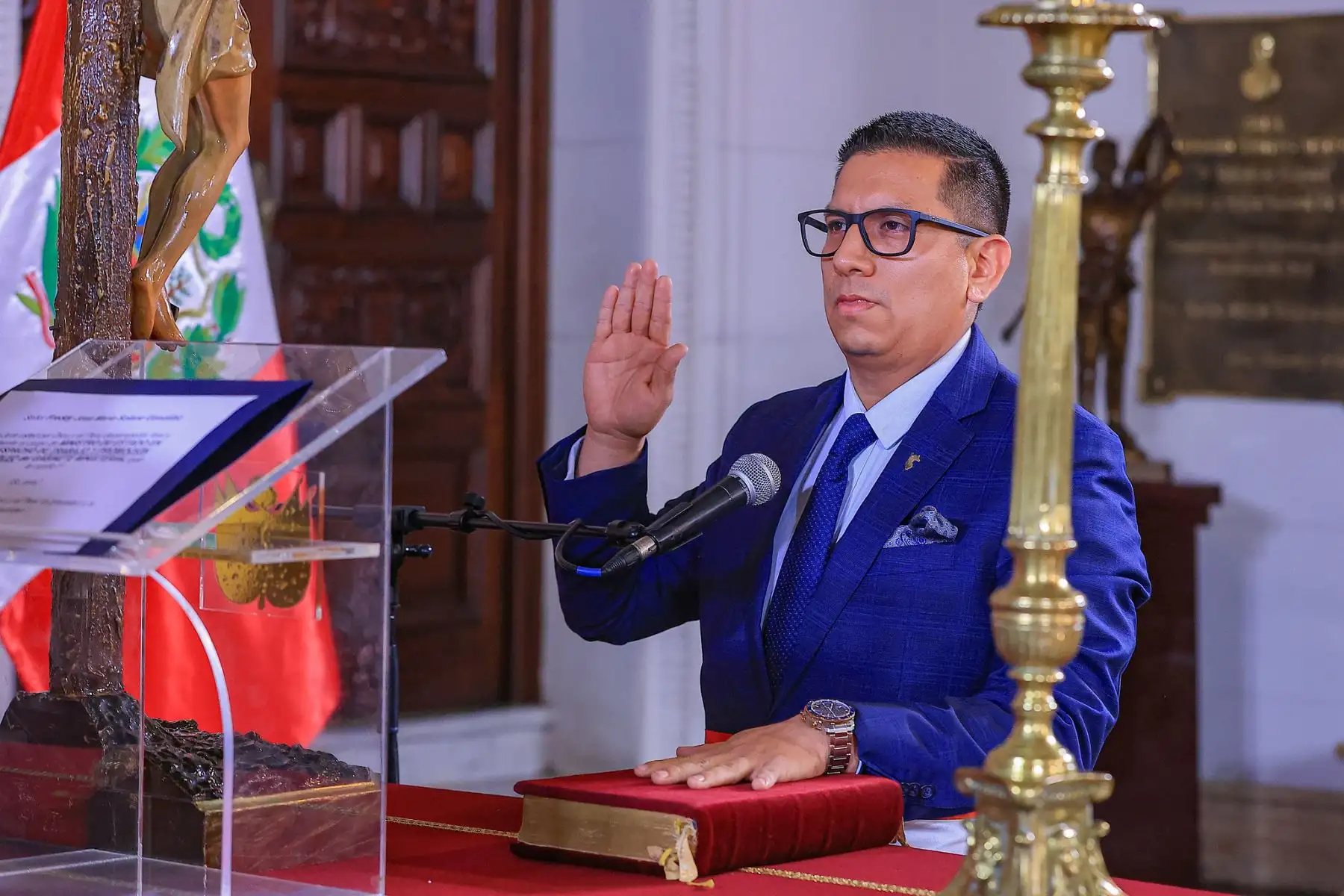El presidente de la república, José María Balcázar, tomó juramento hoy a Freddy José María Solano González como nuevo ministro de Trabajo y Promoción del Empleo, en reemplazo del extitular de la cartera, Óscar Fernández. Foto: Presidencia