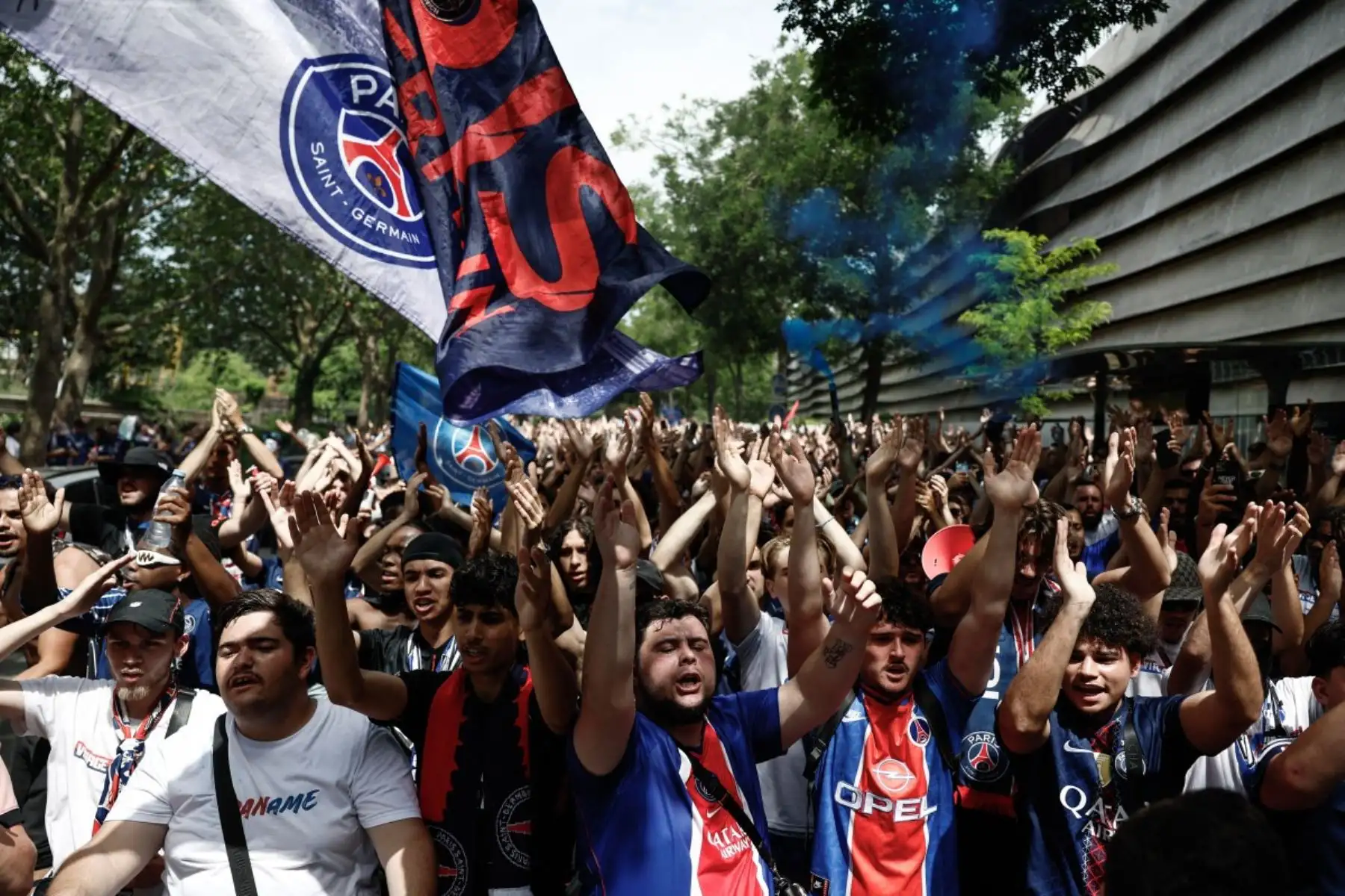 Seguidores del París Saint-Germain alentaron a su equipo en los alrededores del Puskas Arena antes del duelo decisivo ante el Arsenal. El cuadro dirigido por Luis Enrique intentará conseguir su segundo título consecutivo y consolidarse entre los grandes equipos de la era moderna de la Champions League. Foto: AFP.