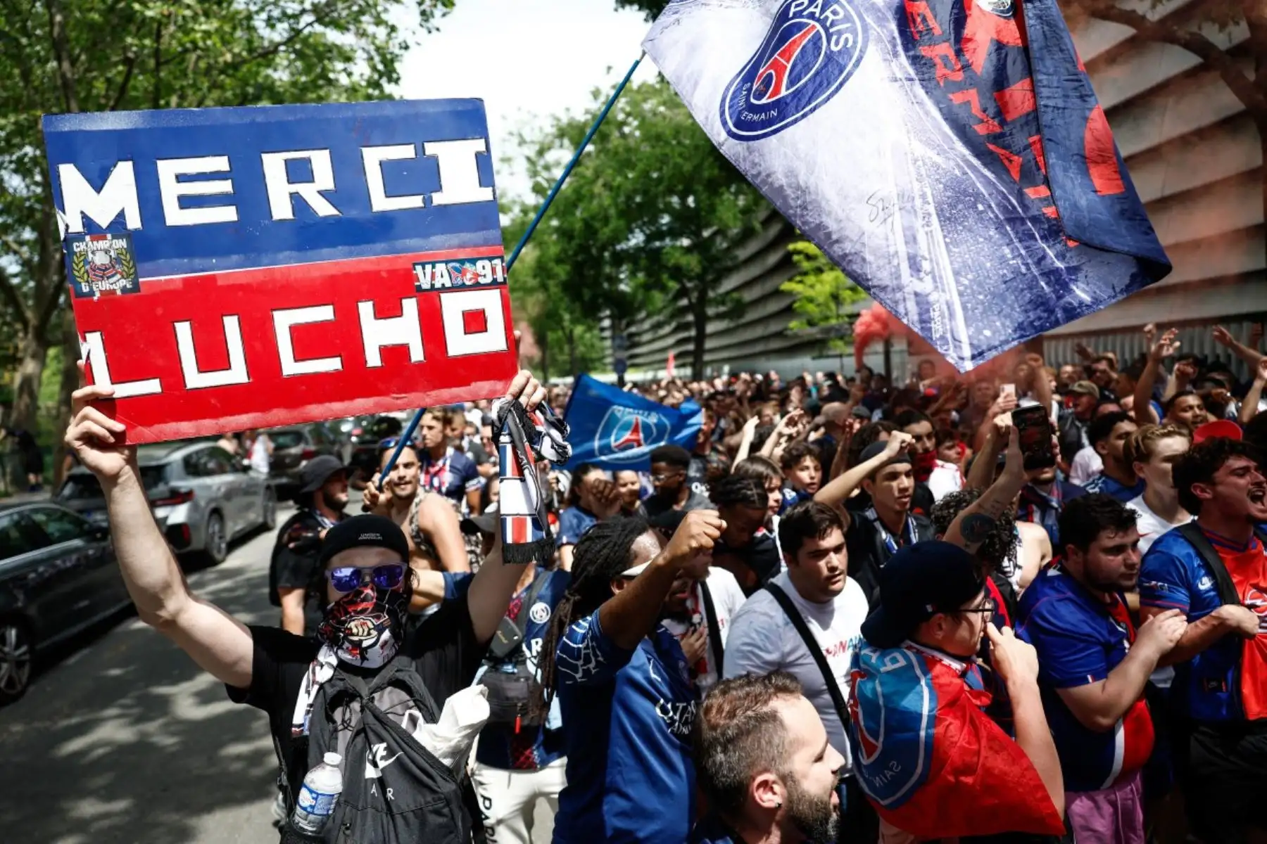 Los seguidores del PSG llenaron las calles cercanas al estadio con cánticos y banderas en apoyo al equipo de Luis Enrique, que buscará revalidar el título continental y mantener el crecimiento deportivo mostrado en las últimas temporadas. Foto: AFP.