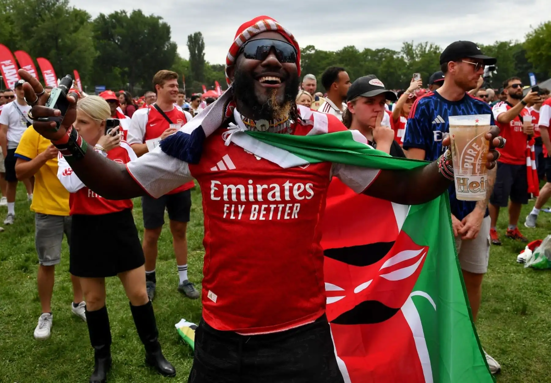 Un aficionado del Arsenal posa con los colores de su selección y de los “Gunners” durante la previa de la final. El equipo londinense apuesta por su sólida defensa y el liderazgo de jugadores como Declan Rice para intentar conquistar Europa. Foto: AFP.