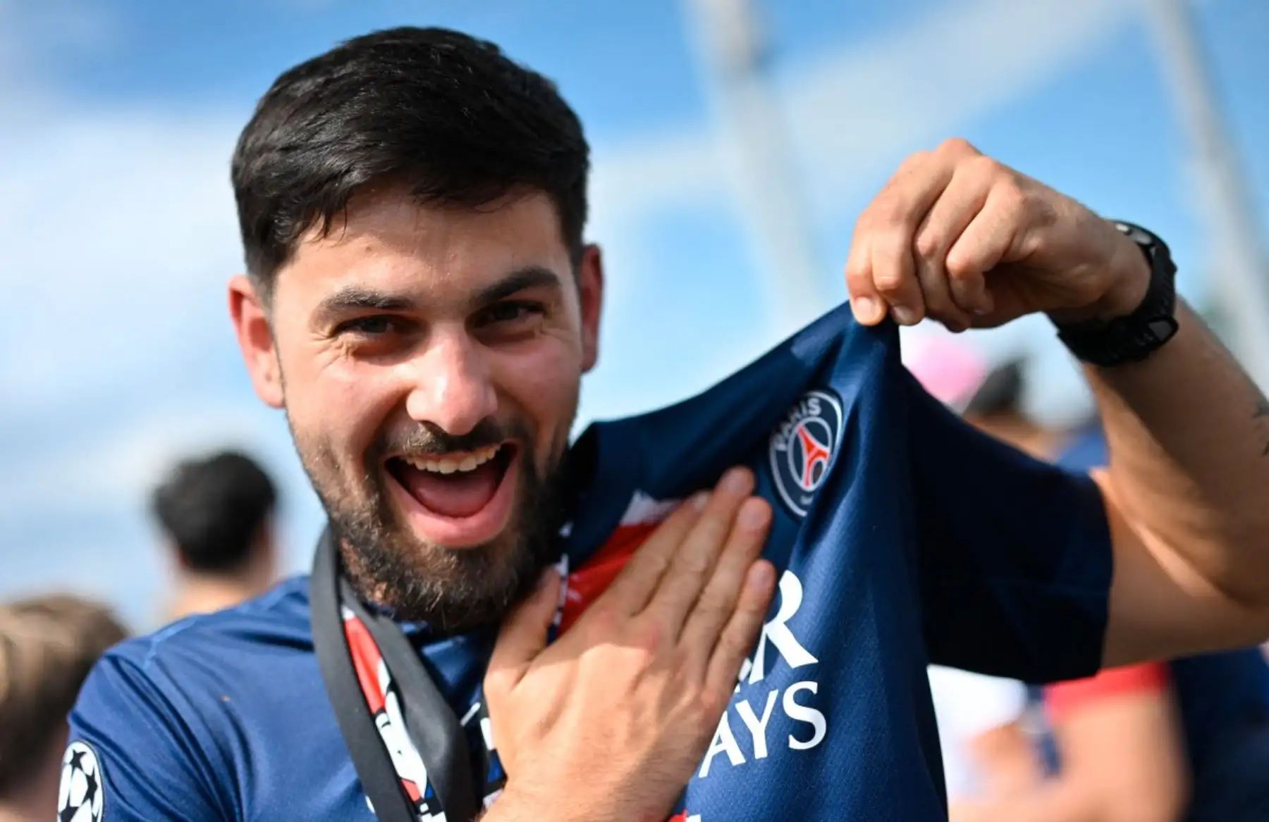 Un simpatizante del París Saint-Germain muestra orgulloso la camiseta de su equipo antes del esperado encuentro en Budapest. El cuadro francés llega a la final impulsado por figuras como Ousmane Dembélé, Achraf Hakimi y Khvicha Kvaratskhelia. Foto: AFP.