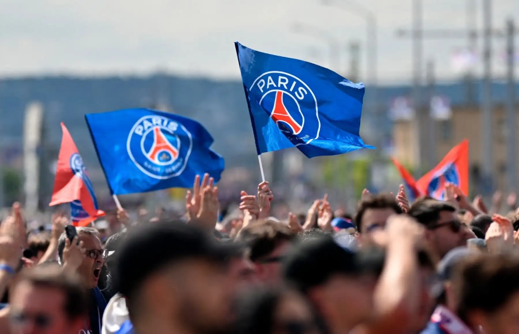 Banderas del París Saint-Germain ondean entre la multitud durante la previa de la final de la Liga de Campeones. El conjunto francés llega al encuentro como vigente campeón europeo y uno de los equipos más goleadores de la presente edición del torneo. Foto: AFP.