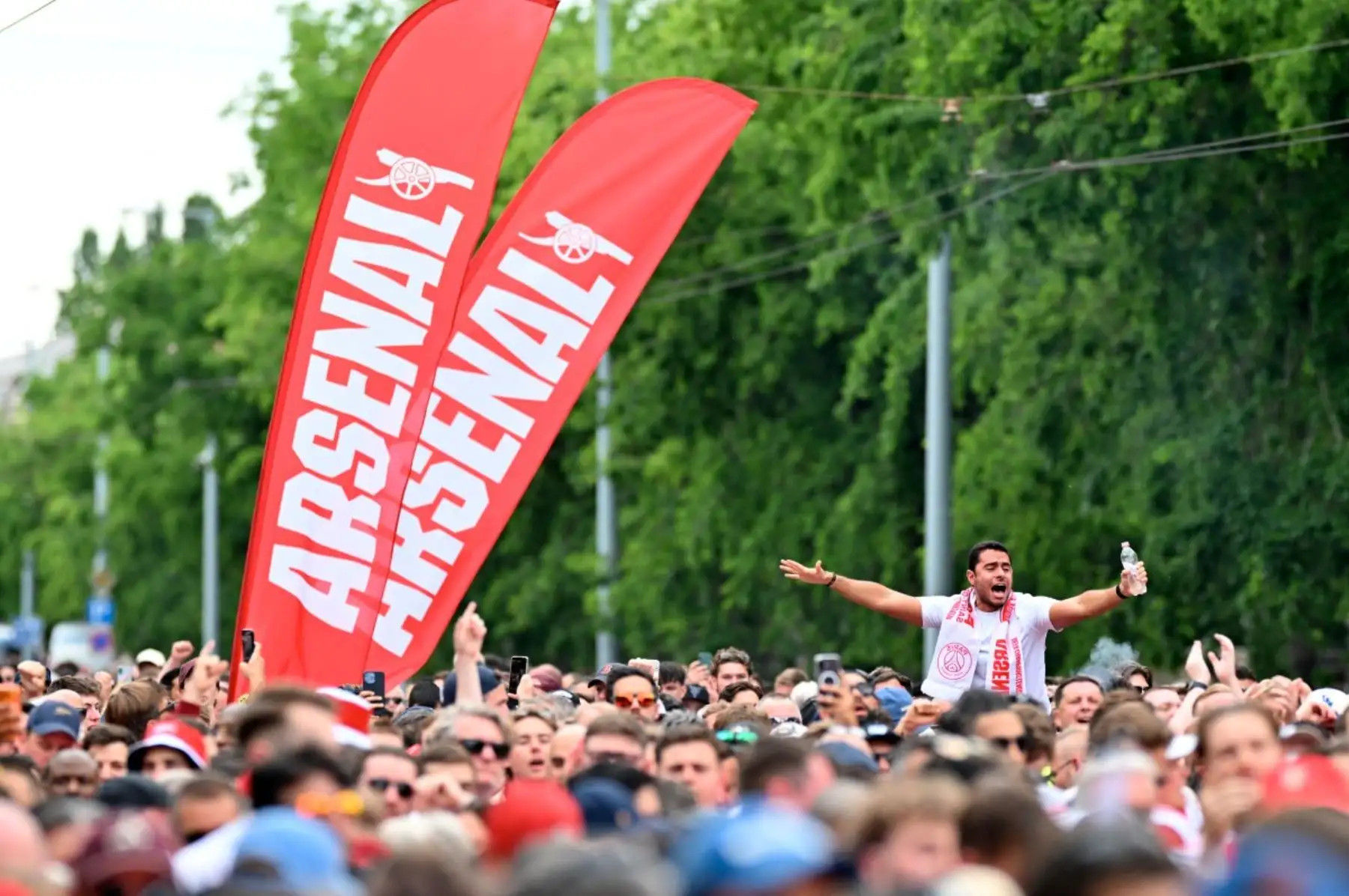 Aficionados del Arsenal se congregaron en distintos puntos de Budapest para acompañar a los dirigidos por Mikel Arteta, quienes alcanzaron la final tras una campaña invicta y luego de conquistar la Premier League por primera vez en más de dos décadas. Foto: AFP.
