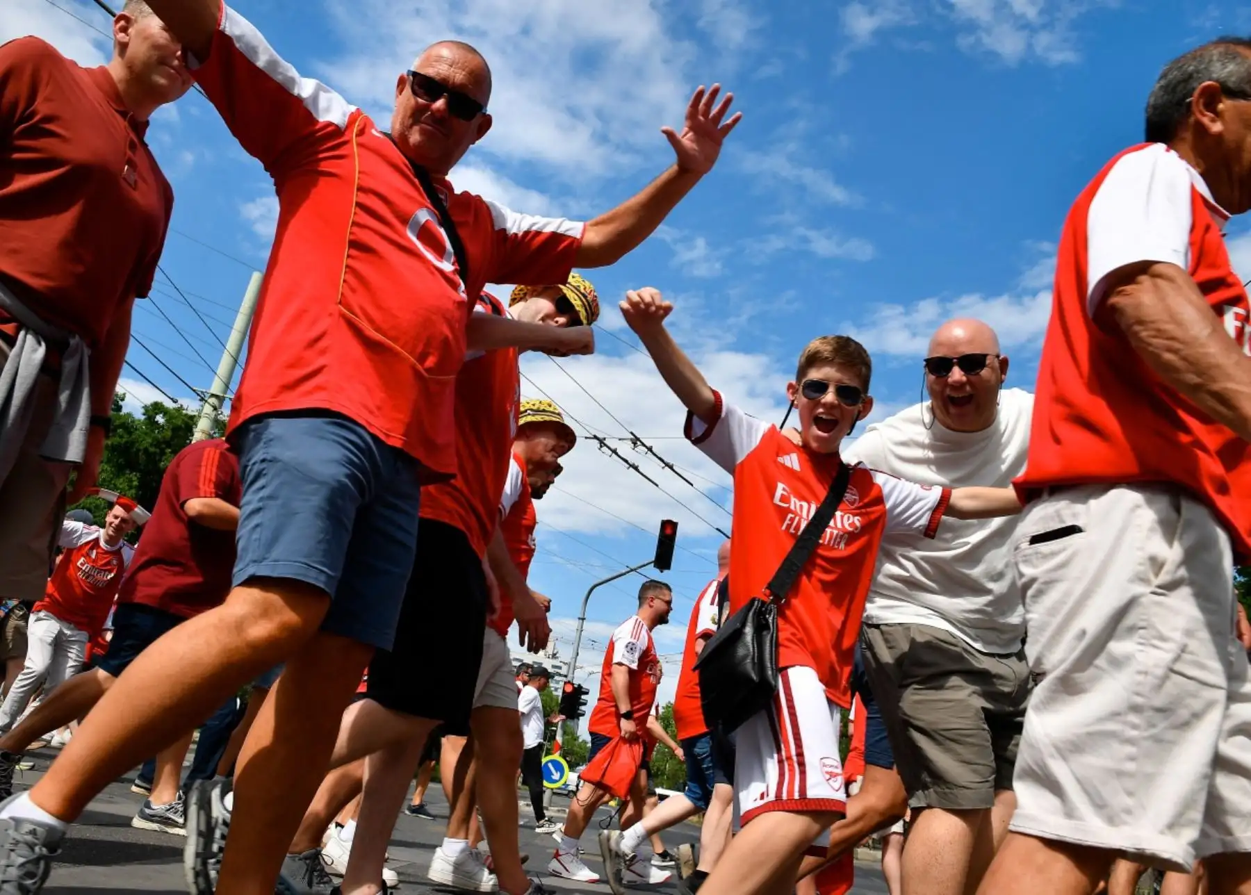Hinchas parisinos celebran la llegada de su equipo a una nueva final europea. El PSG afronta el encuentro con una de las ofensivas más efectivas del torneo, tras marcar 44 goles en su camino hacia el partido decisivo disputado en Budapest. Foto: AFP.