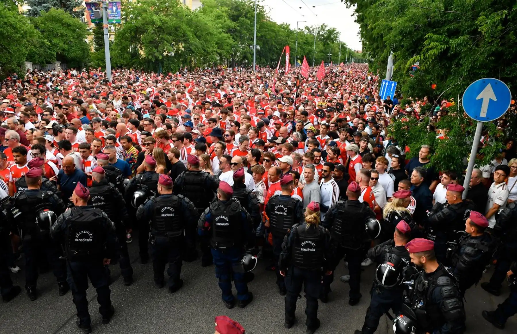 Miles de aficionados del Arsenal recorrieron las calles de Budapest antes de la final de la Liga de Campeones, en la que el conjunto inglés buscará conquistar por primera vez la máxima competición europea y cerrar una larga espera que se remonta a la final perdida de 2006. Foto: AFP.