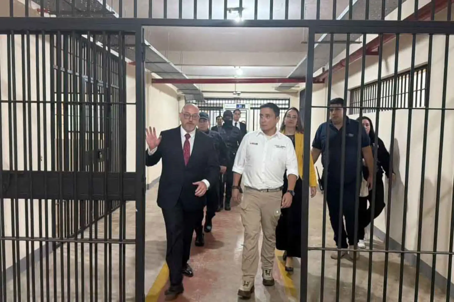 Ministro de Justicia visita cárceles paraguayas y conoce estrategias de resocialización