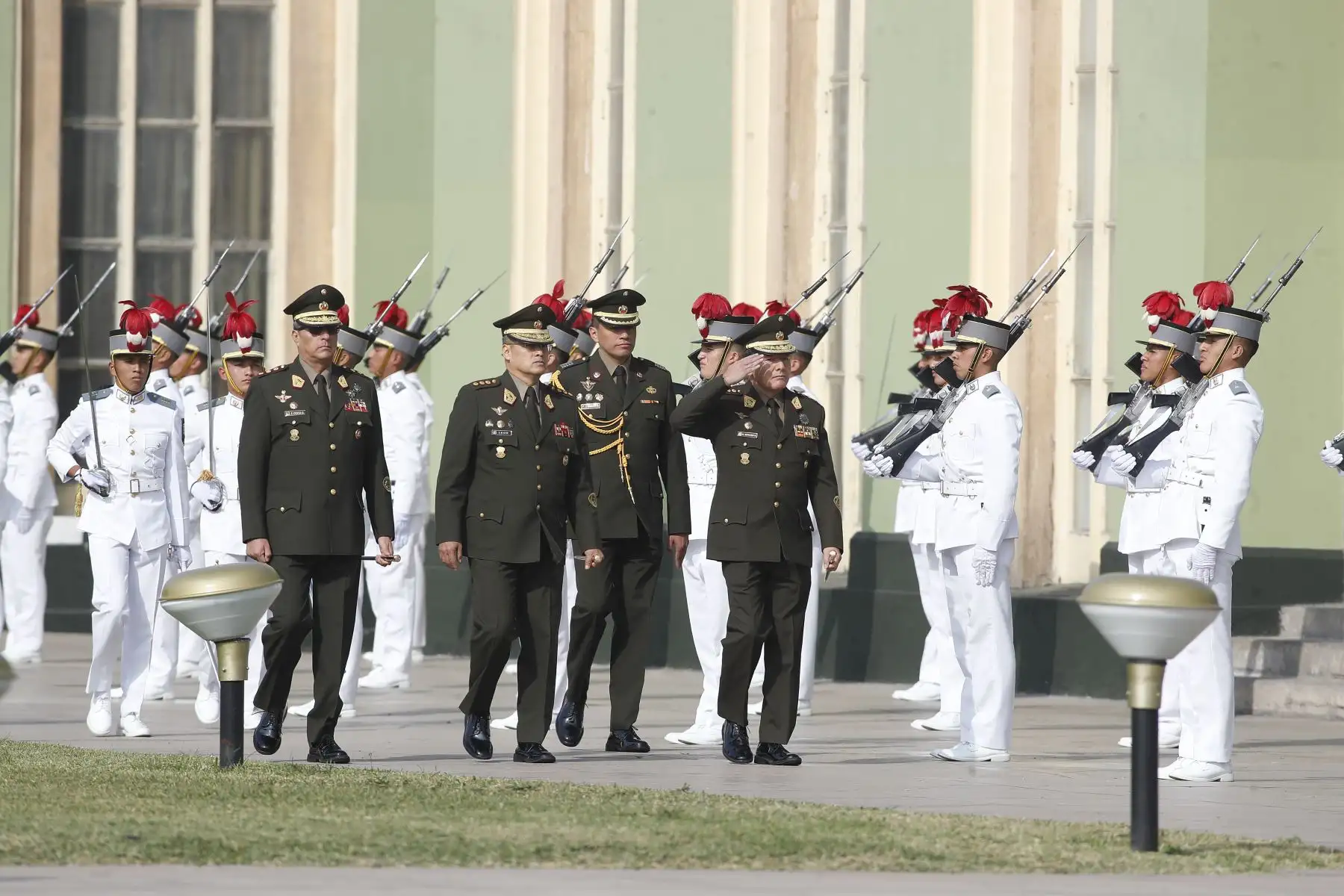 La ceremonia se desarrolló en el histórico Patio de Honor de la Escuela Militar de Chorrillos, espacio donde por más de un siglo se han formado generaciones de oficiales del Ejército del Perú. Foto: ANDINA/Eddy Ramos.