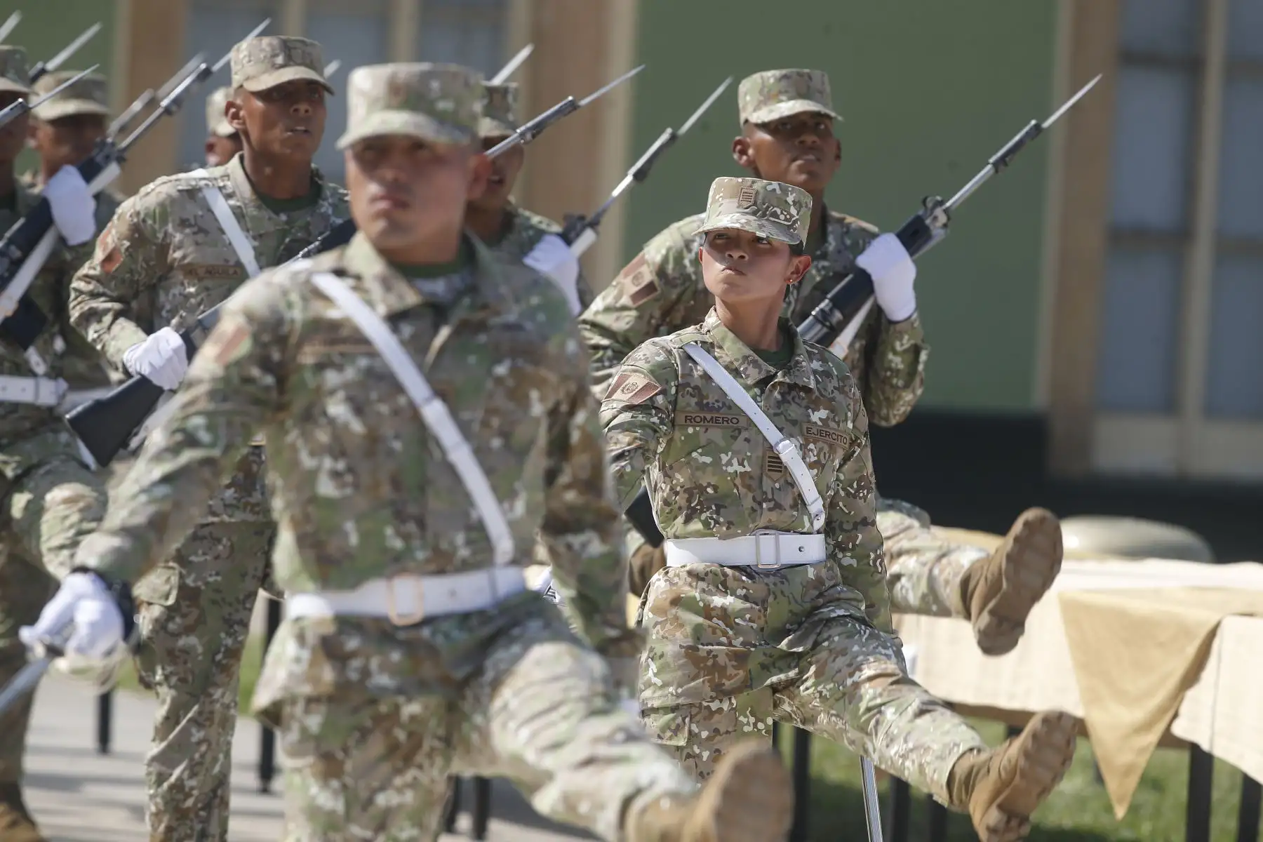 La entrega de armas marca la culminación de una exigente etapa de formación básica y el inicio de nuevas responsabilidades dentro de la carrera militar de los cadetes aspirantes. Foto: ANDINA/Eddy Ramos.
