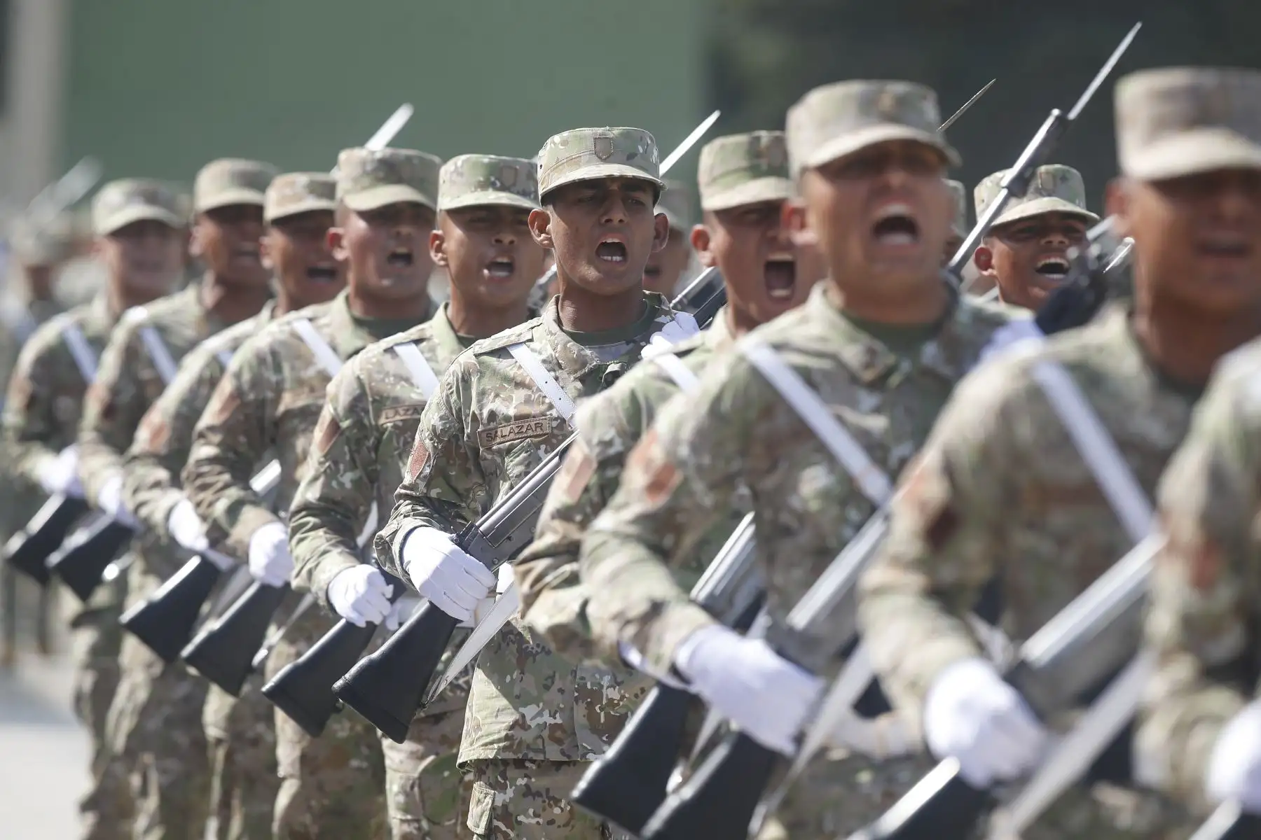 Durante la entrega de armas, los futuros oficiales asumieron públicamente la responsabilidad de portar las armas de la República bajo los principios de honor, disciplina y lealtad al Perú. Foto: ANDINA/Eddy Ramos.
