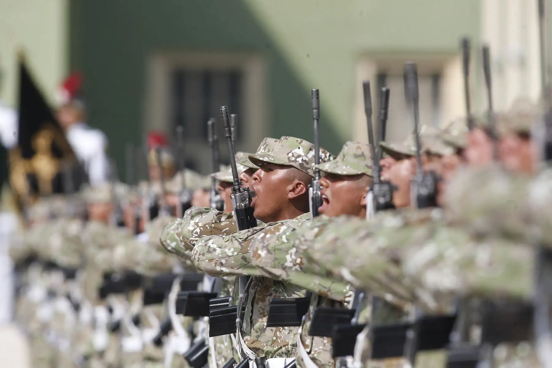 Autoridades militares participaron en la ceremonia de Entrega de Armas de la 137.° Promoción de Cadetes Aspirantes de la Escuela Militar de Chorrillos, acto que simboliza la confianza depositada en los futuros oficiales del Ejército del Perú. Foto: ANDINA/Eddy Ramos.
