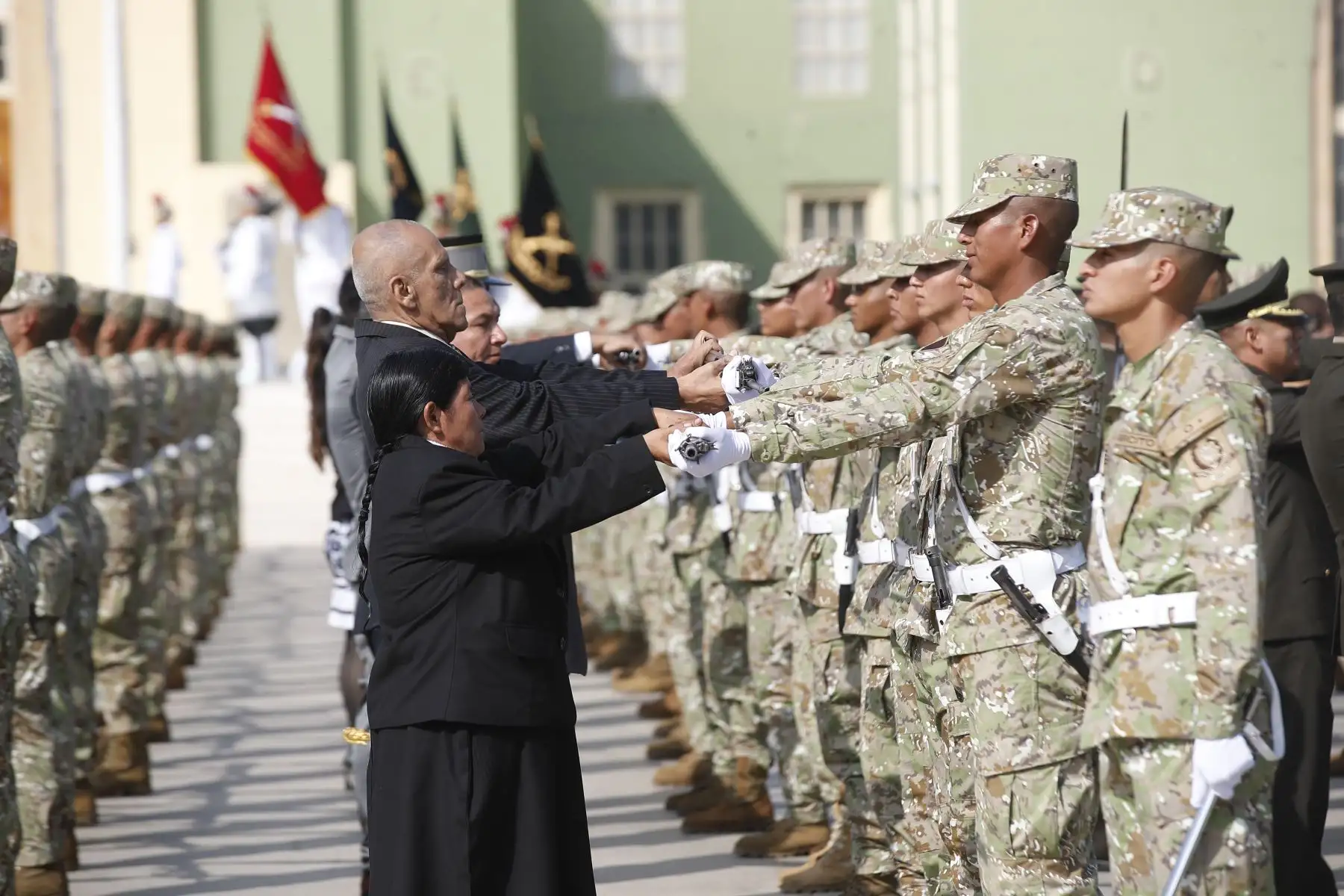 La Escuela Militar de Chorrillos “Coronel Francisco Bolognesi” realizó la ceremonia de Entrega de Armas de la 137.° Promoción de Cadetes Aspirantes. Durante la actividad se efectuó el Juramento de Fidelidad a la Bandera, acto que marca el ingreso formal de los cadetes a la vida militar y reafirma los valores de honor, disciplina, lealtad y servicio al Perú. Foto: ANDINA/Eddy Ramos.