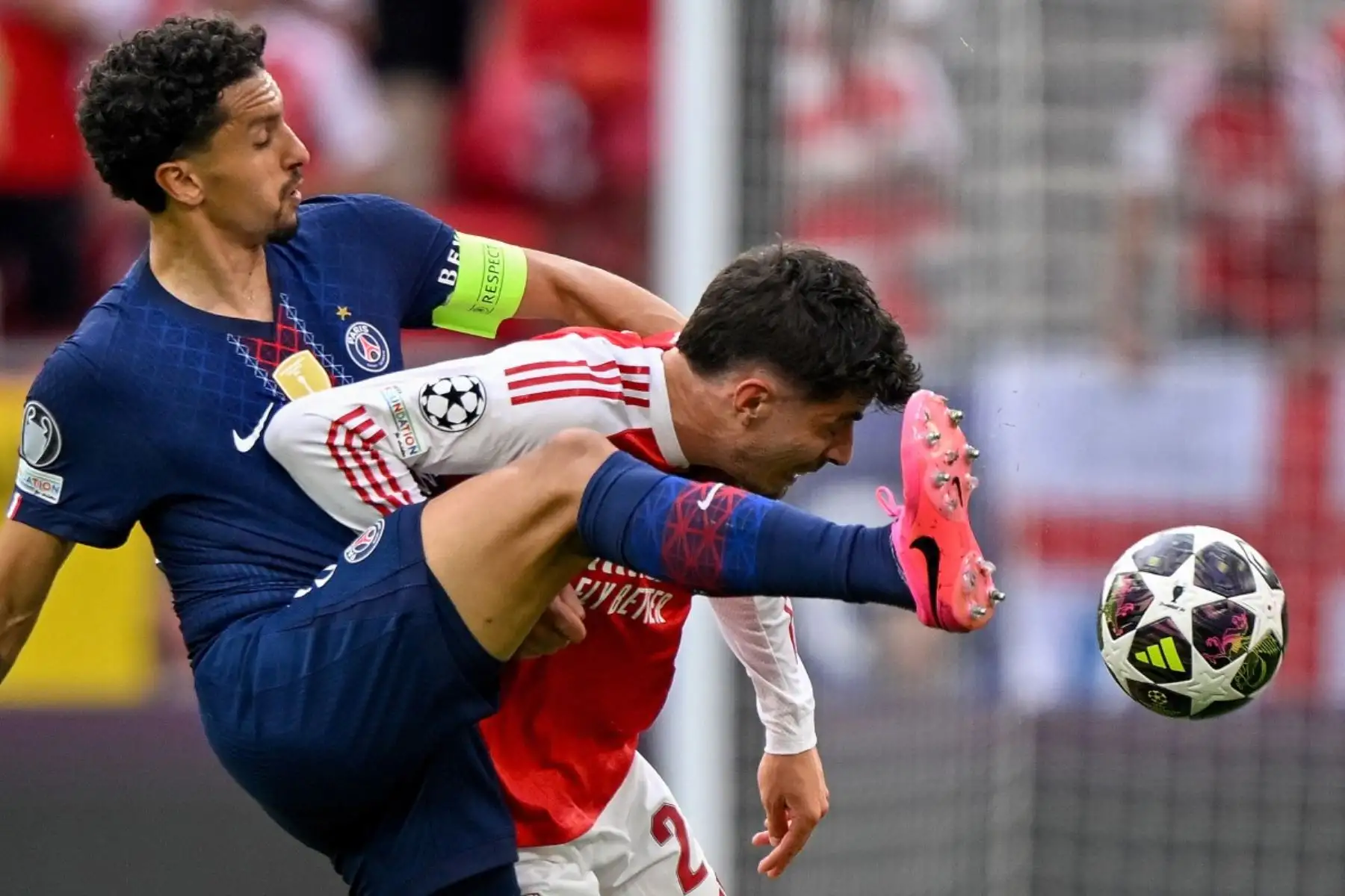 Jugadores de París Saint-Germain y Arsenal disputan una acción dividida durante la final de la Liga de Campeones 2025-2026 en el Puskas Arena de Budapest. El conjunto francés alcanzó el bicampeonato europeo tras imponerse en la definición por penales. Foto: AFP.