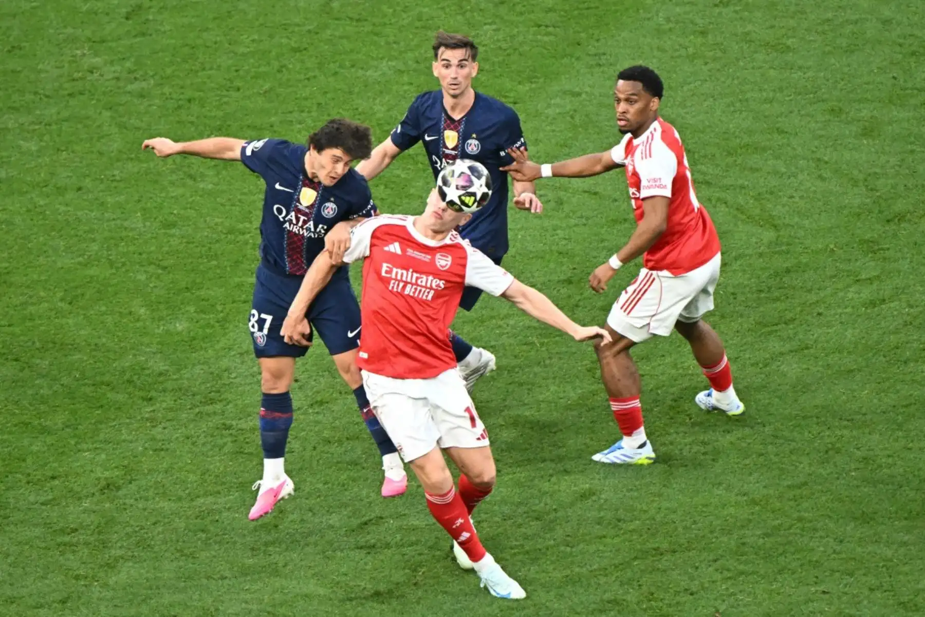 Jugadores de París Saint-Germain y Arsenal disputan el balón durante la final de la Liga de Campeones 2025-2026 en Budapest. El cuadro parisino se impuso por 4-3 en la definición por penales y reafirmó su condición de potencia del fútbol europeo. Foto: AFP.