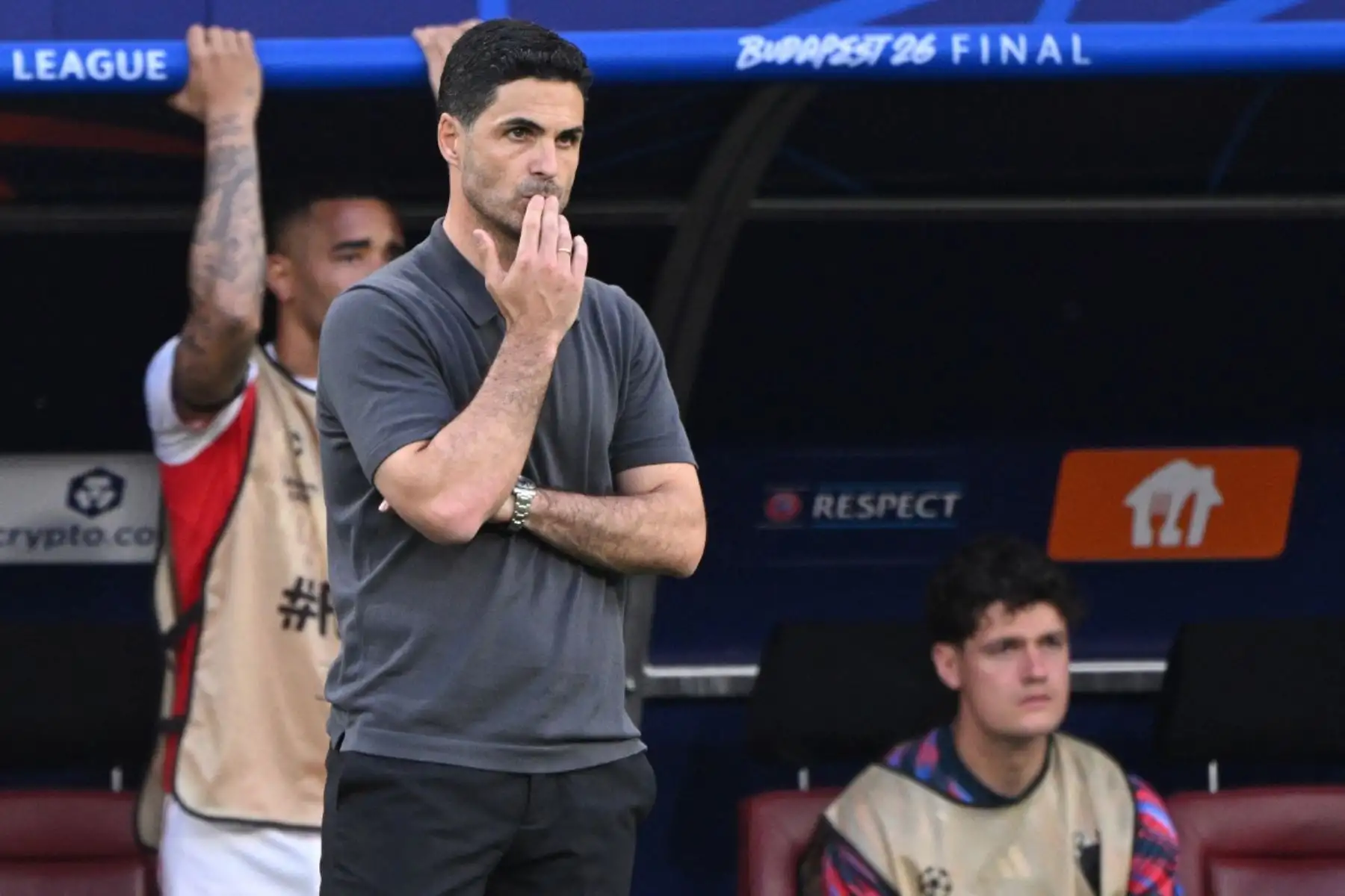 Mikel Arteta observa las incidencias de la final de la Liga de Campeones 2025-2026 entre Arsenal y París Saint-Germain. El conjunto inglés cayó en la tanda de penales tras igualar el encuentro durante los 120 minutos de juego. Foto: AFP.