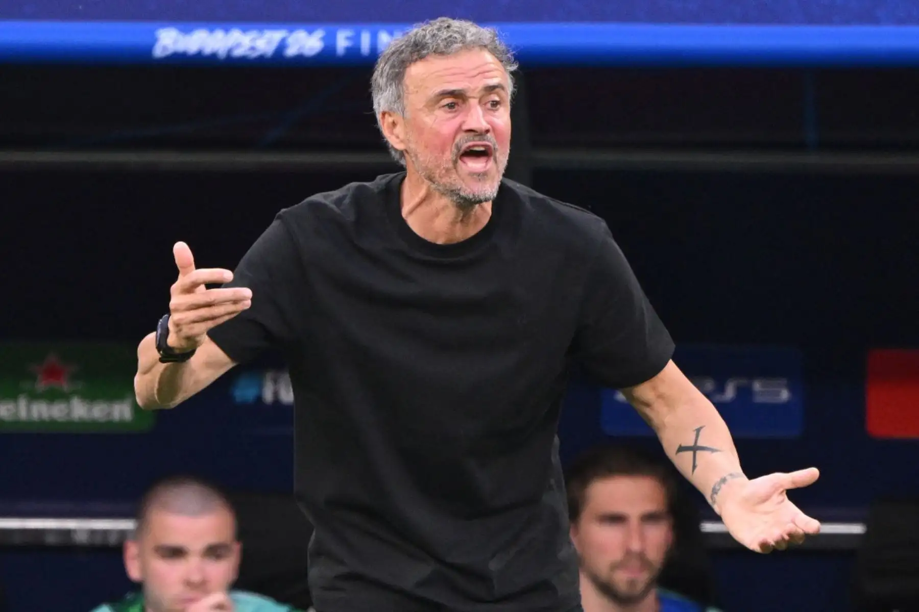 El entrenador del París Saint-Germain, Luis Enrique, dirige a su equipo durante la final de la Liga de Campeones 2025-2026. El técnico español condujo al club francés a la conquista de un histórico bicampeonato europeo. Foto: AFP.
