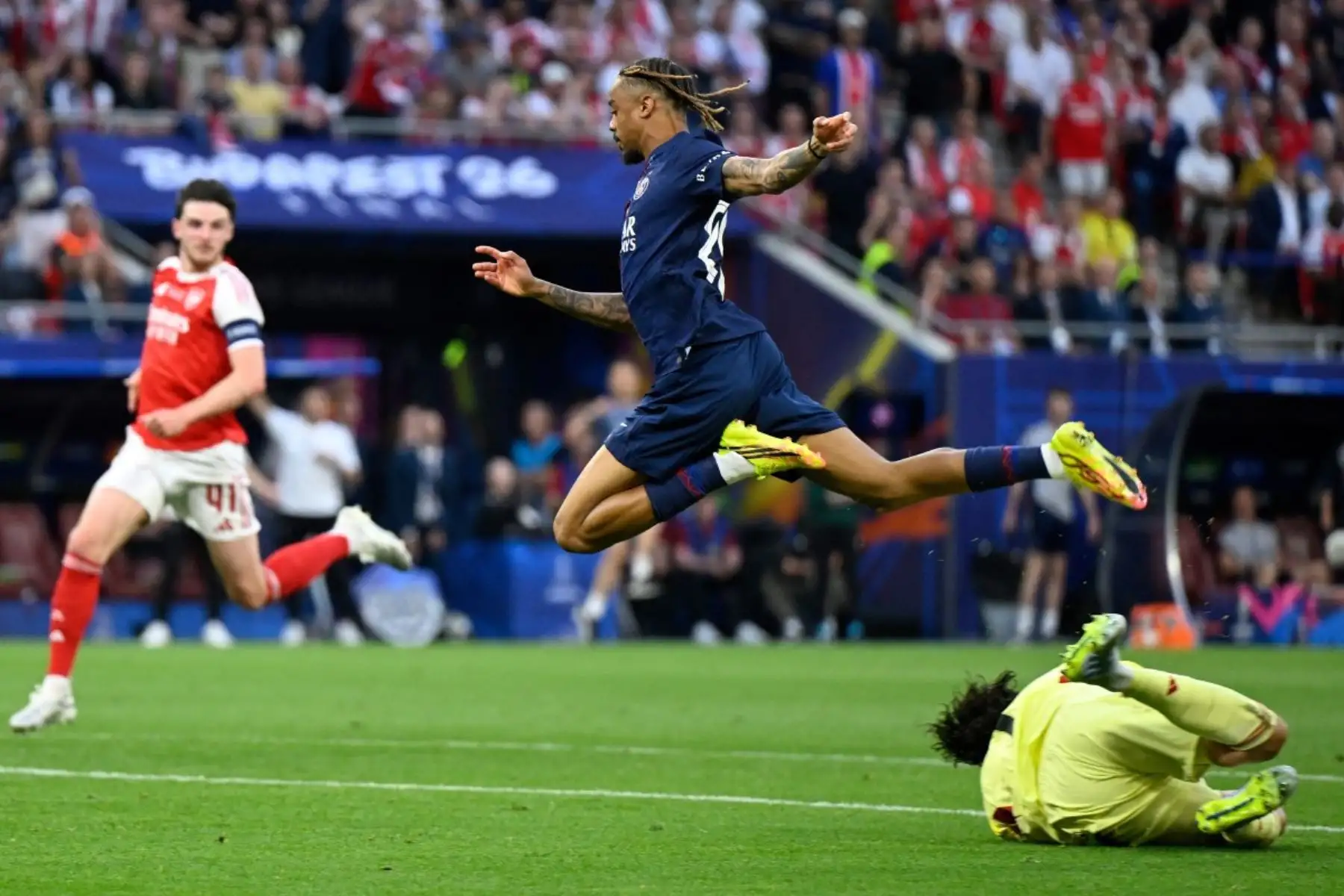 Un jugador del PSG remata al arco durante la final frente al Arsenal en el Puskas Arena de Budapest. El conjunto dirigido por Luis Enrique volvió a coronarse campeón de Europa tras una disputada definición por penales. Foto: AFP.