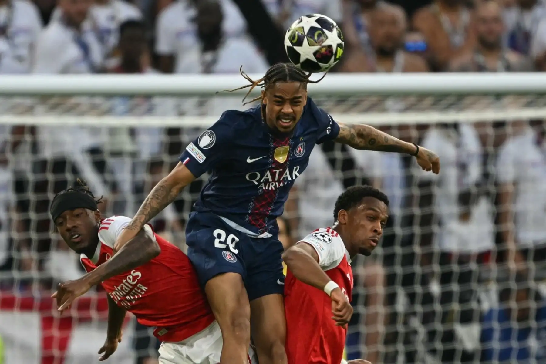 Una acción ofensiva del París Saint-Germain ante la defensa del Arsenal durante la final europea disputada en Budapest. El conjunto parisino consolidó su época más exitosa al conquistar su segundo título consecutivo de Champions League. Foto: AFP.