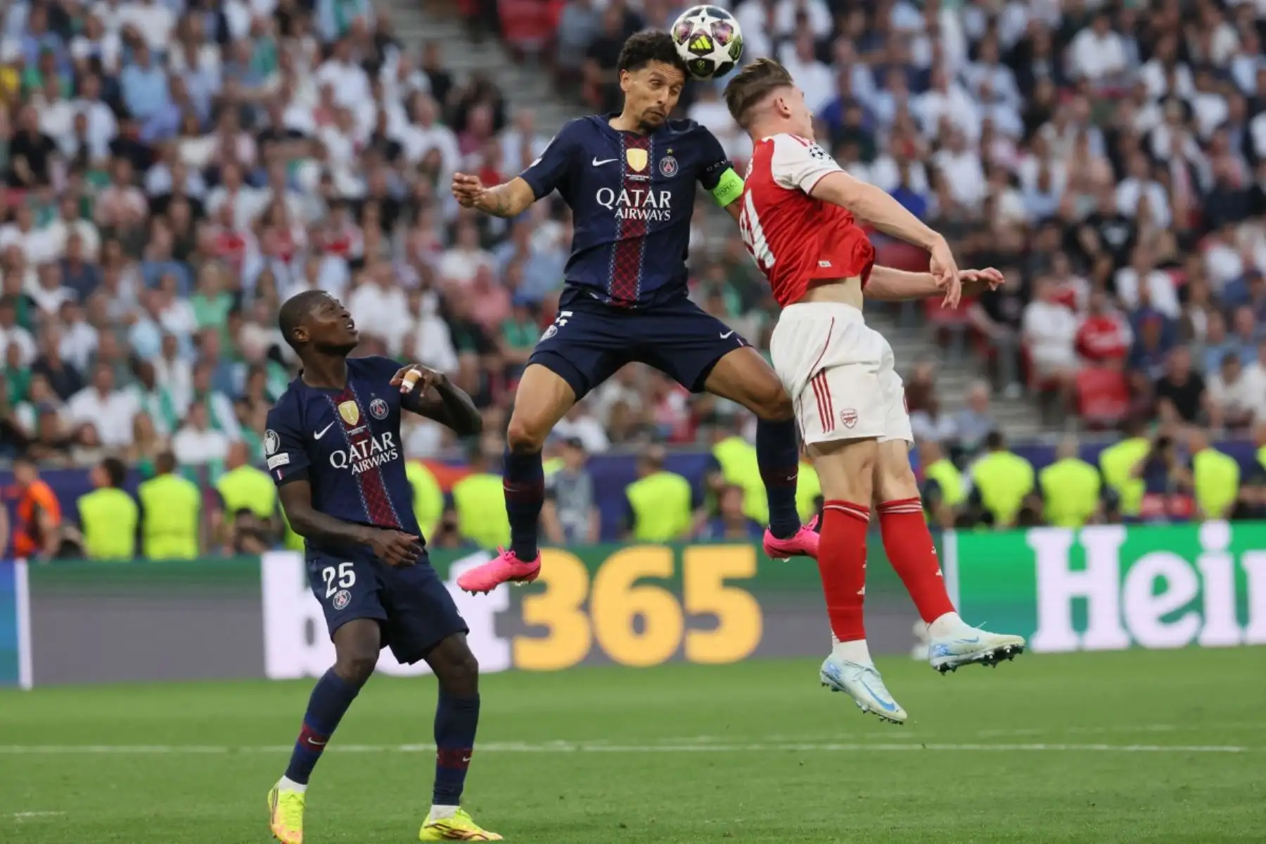 Futbolistas del París Saint-Germain y Arsenal luchan por el balón durante la final de la Liga de Campeones 2025-2026. El encuentro se definió desde los doce pasos luego de finalizar igualado tras el tiempo suplementario. Foto: AFP.