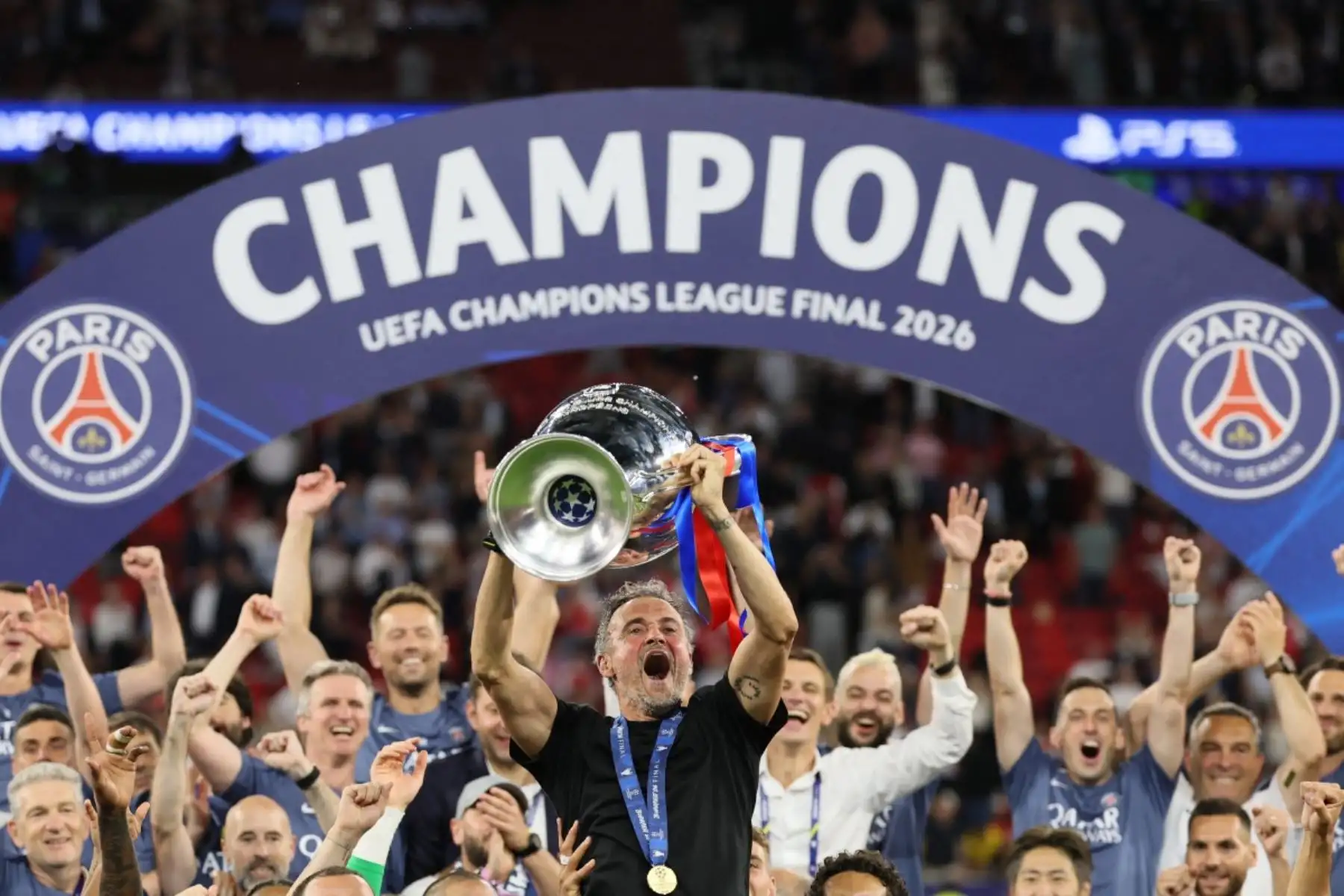 El París Saint-Germain conquistó la Liga de Campeones 2025-2026 al vencer por 4-3 en la tanda de penales al Arsenal, luego de empatar 1-1 en Budapest. Con este nuevo título, el conjunto dirigido por Luis Enrique alcanzó el bicampeonato europeo y confirmó una era histórica para el club parisino, convertido en una de las grandes potencias del fútbol continental. Fotos: AFP.