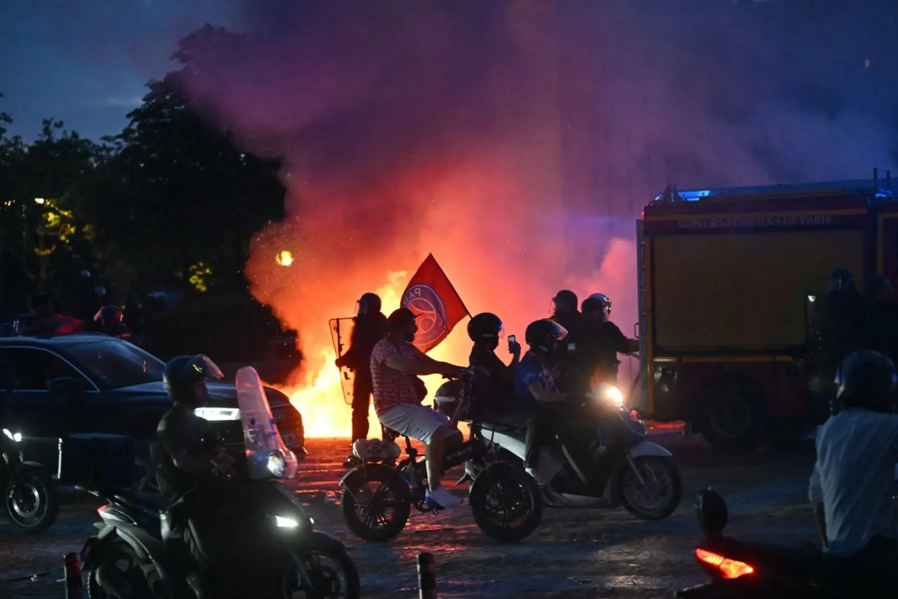 Los hinchas del PSG celebran la victoria de su equipo en la final de la Liga de Campeones de la UEFA entre el Paris Saint-Germain (PSG) y el Arsenal FC, disputada en Budapest, en la Place du Trocadero de París el 30 de mayo de 2026. (Foto de LOU BENOIST / AFP)