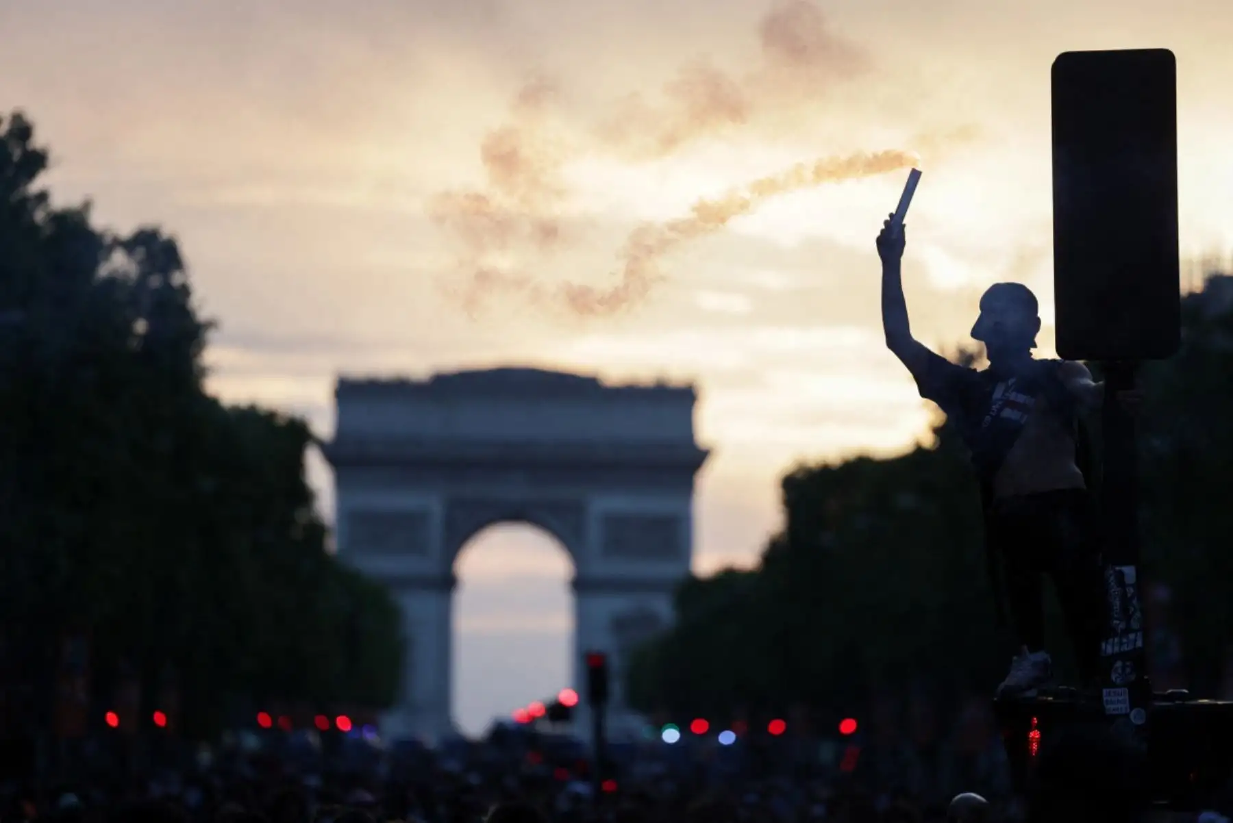 Un hincha del PSG enciende una bengala mientras celebra en la avenida de los Campos Elíseos, cerca del arco del triunfo, tras ganar la final de la Liga de Campeones de la UEFA entre el Paris Saint-Germain (PSG) y el Arsenal FC, disputada en Budapest, París, el 30 de mayo de 2026. (Foto de ROMEO BOETZLE / AFP)