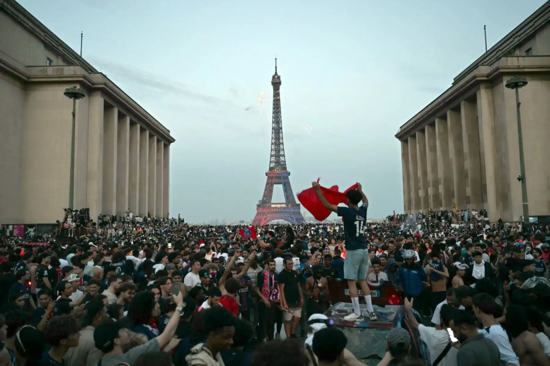 Los hinchas del PSG celebran la victoria de su equipo en la final de la Liga de Campeones de la UEFA entre el Paris Saint-Germain (PSG) y el Arsenal FC, disputada en Budapest, en la Plaza del Trocadero, frente a la Torre Eiffel, en París, el 30 de mayo de 2026. (Foto de LOU BENOIST / AFP)