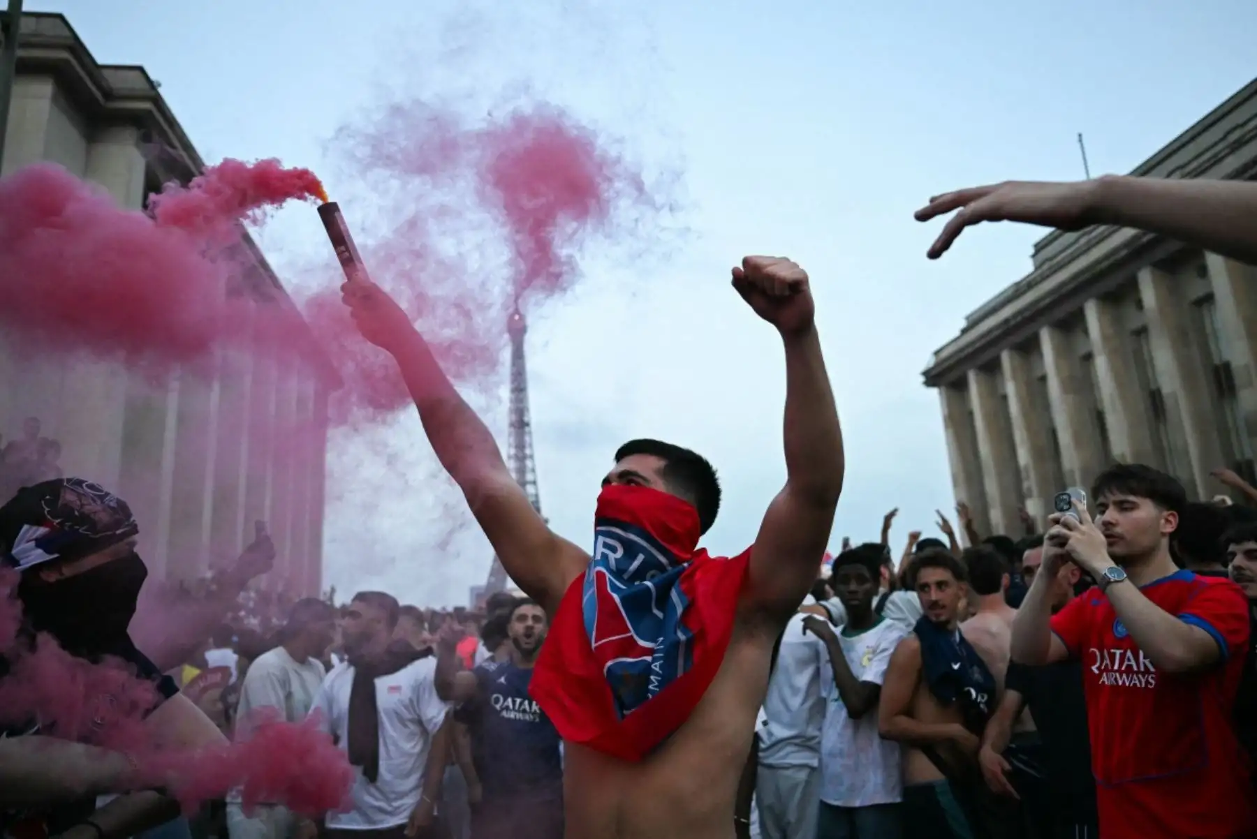 Los hinchas del PSG celebran la victoria de su equipo en la final de la Liga de Campeones de la UEFA entre el Paris Saint-Germain (PSG) y el Arsenal FC, disputada en Budapest, en la Plaza del Trocadero, frente a la Torre Eiffel, en París, el 30 de mayo de 2026. (Foto de LOU BENOIST / AFP)
