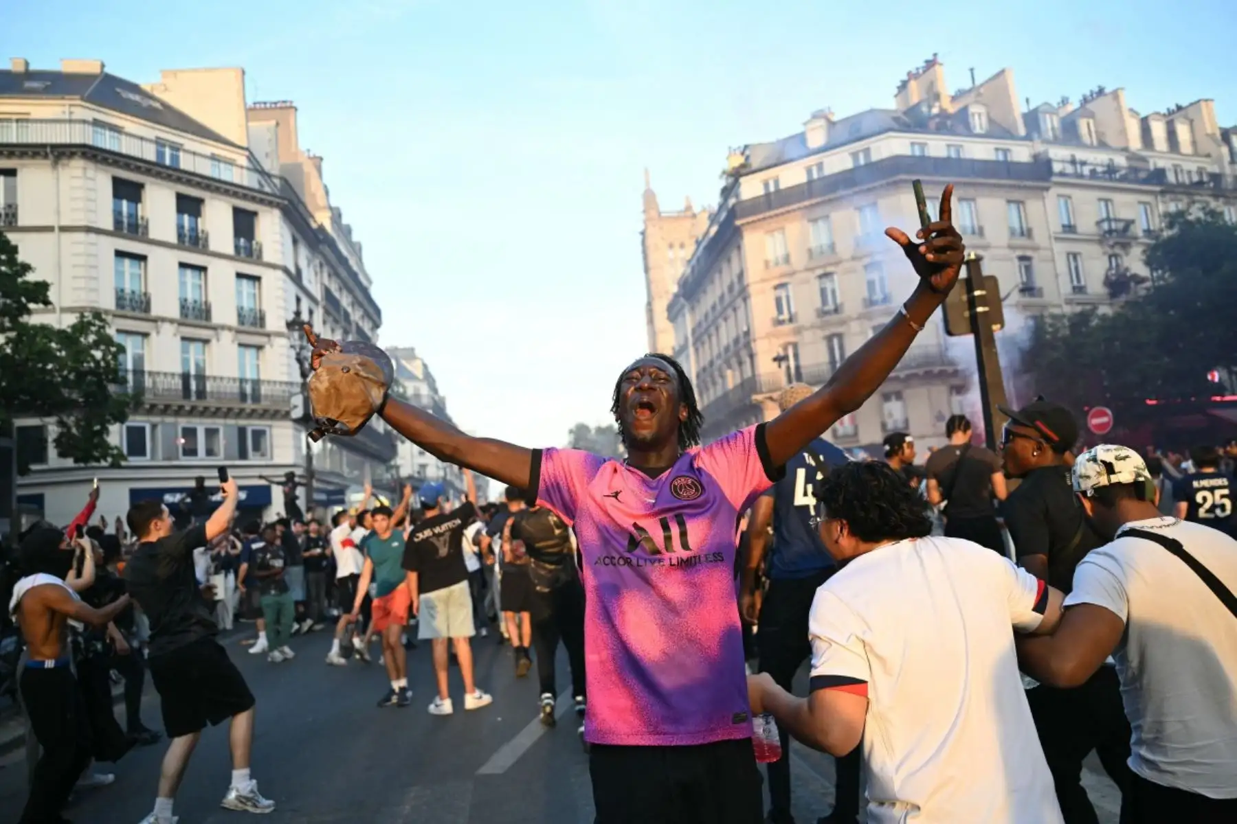 Los hinchas del PSG celebran la victoria de su equipo en la final de la Liga de Campeones de la UEFA entre el Paris Saint-Germain (PSG) y el Arsenal FC, disputada en Budapest, en la Plaza del Trocadero, frente a la Torre Eiffel, en París, el 30 de mayo de 2026. (Foto de LOU BENOIST / AFP)