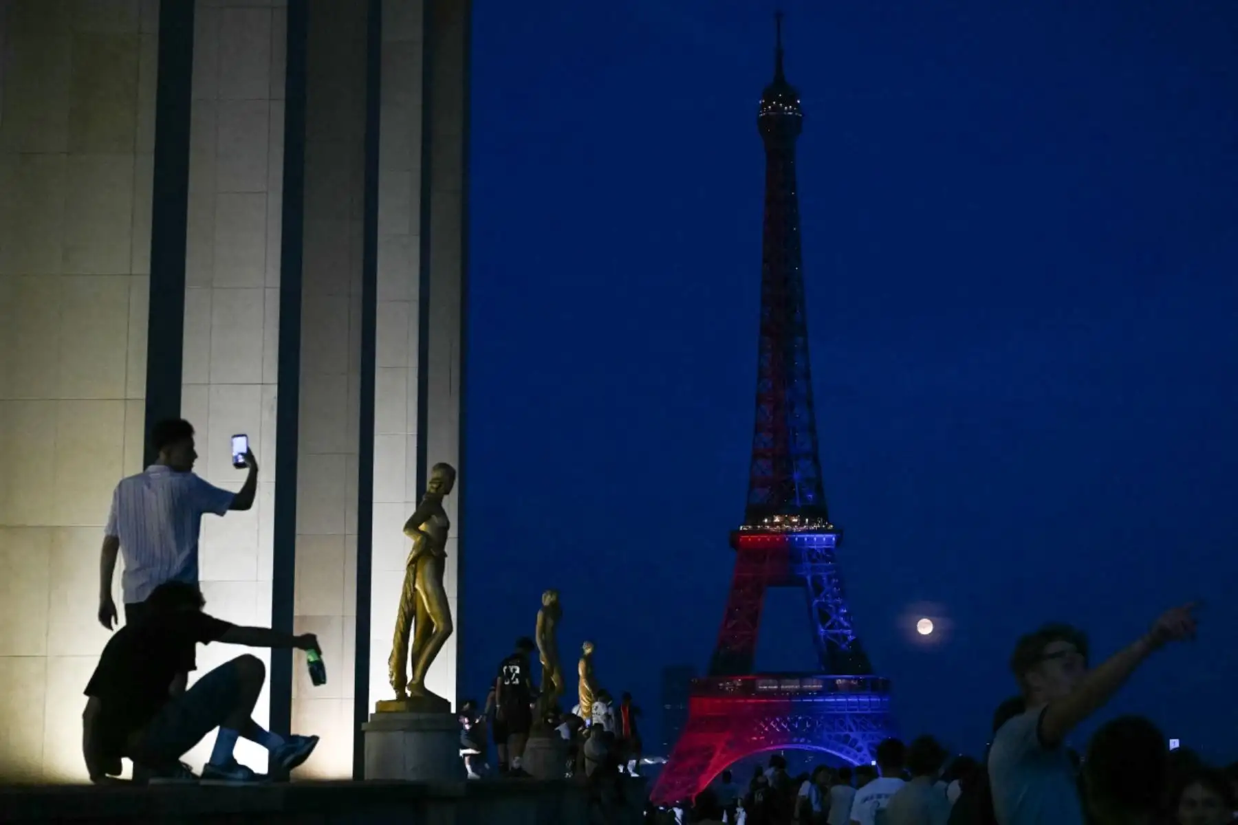 La Torre Eiffel se ilumina con los colores del Paris Saint-Germain mientras París celebra la victoria del club en la Liga de Campeones de la UEFA sobre el Arsenal FC, vista desde la Plaza del Trocadero en París el 30 de mayo de 2026. (Foto de LOU BENOIST / AFP)